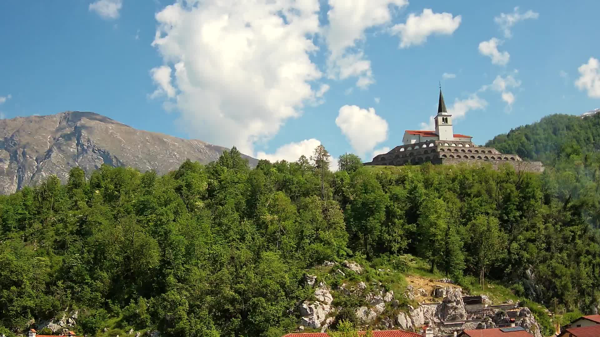 Kobarid-Webcam – Blick auf das Beinhaus aus dem 1. Weltkrieg