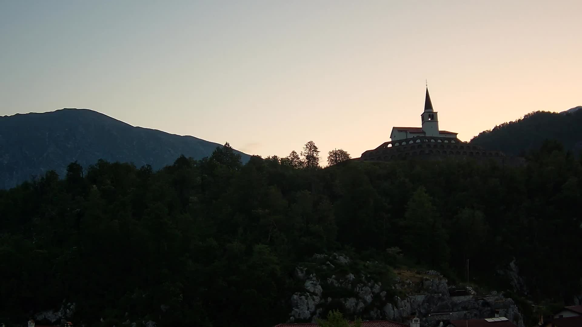 Kobarid-Webcam – Blick auf das Beinhaus aus dem 1. Weltkrieg