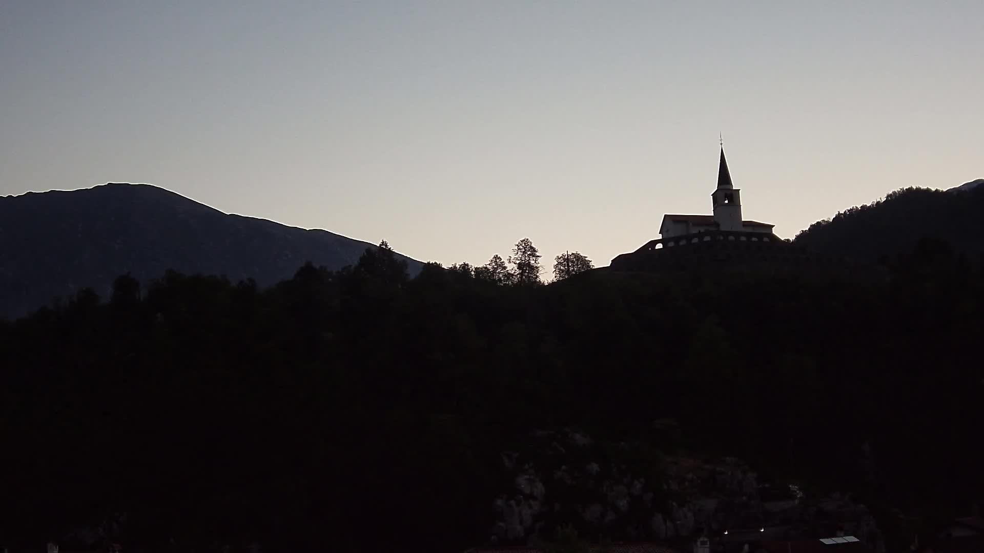 Web kamera Kobarida – Pogled na kosturnicu iz 1. svjetskog rata