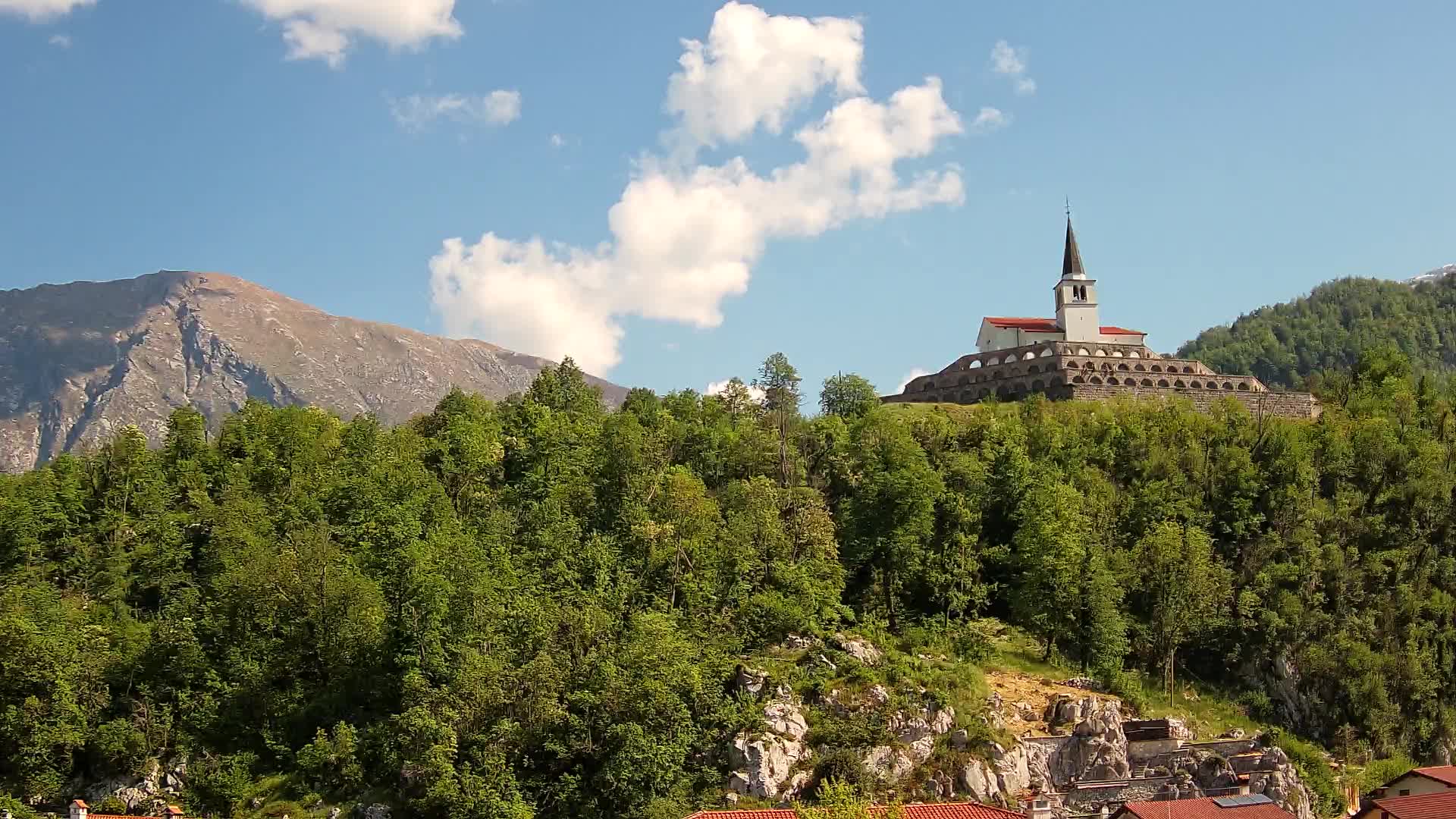 Web kamera Kobarida – Pogled na kosturnicu iz 1. svjetskog rata