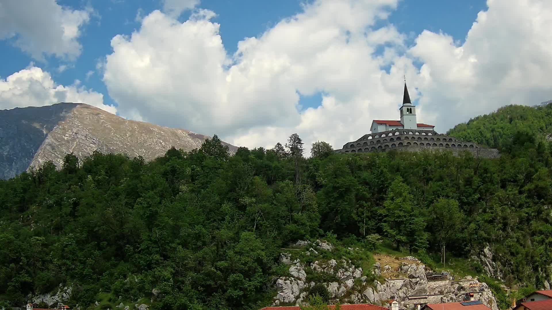 Kobarid-Webcam – Blick auf das Beinhaus aus dem 1. Weltkrieg