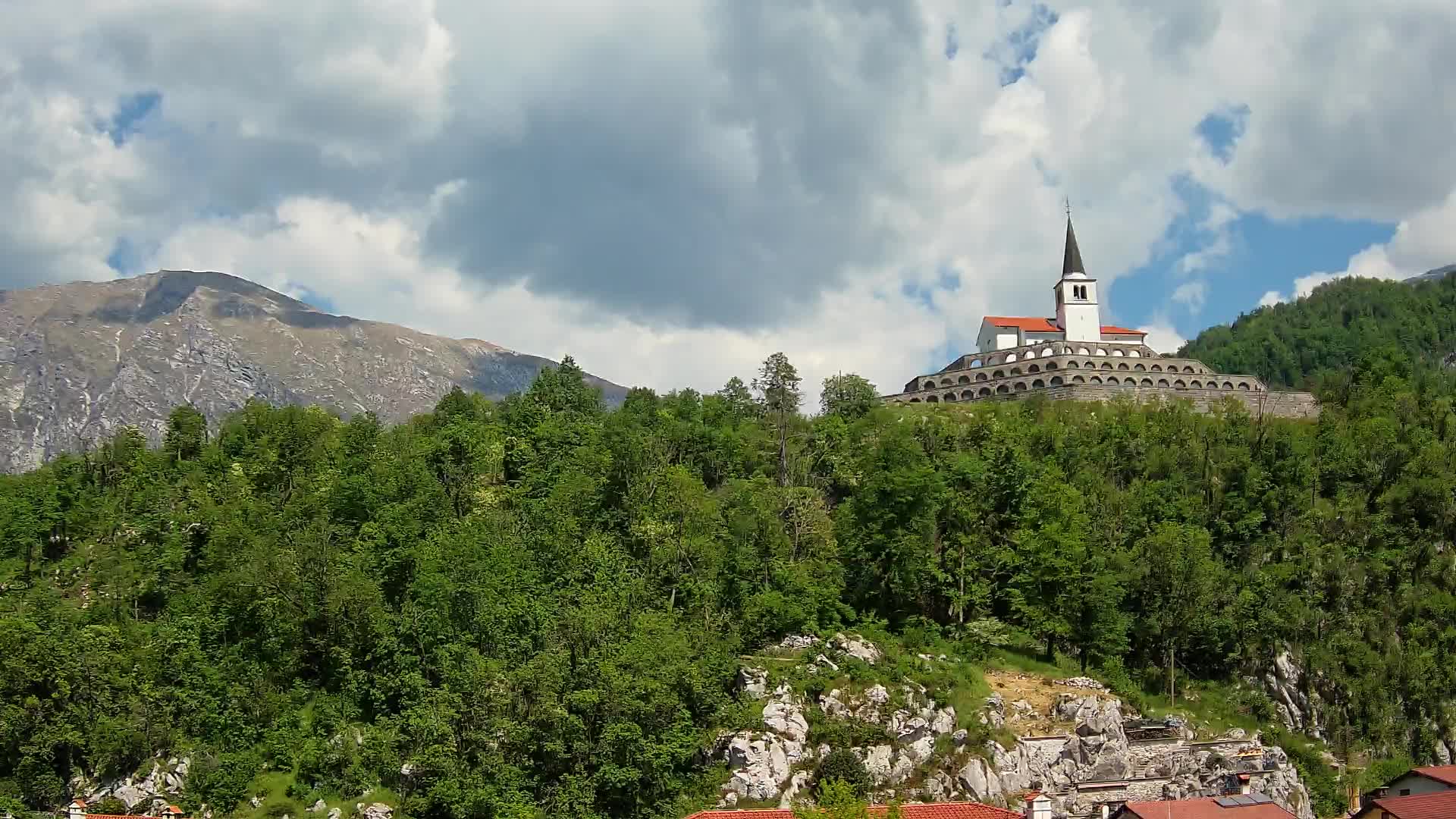 Kobarid-Webcam – Blick auf das Beinhaus aus dem 1. Weltkrieg