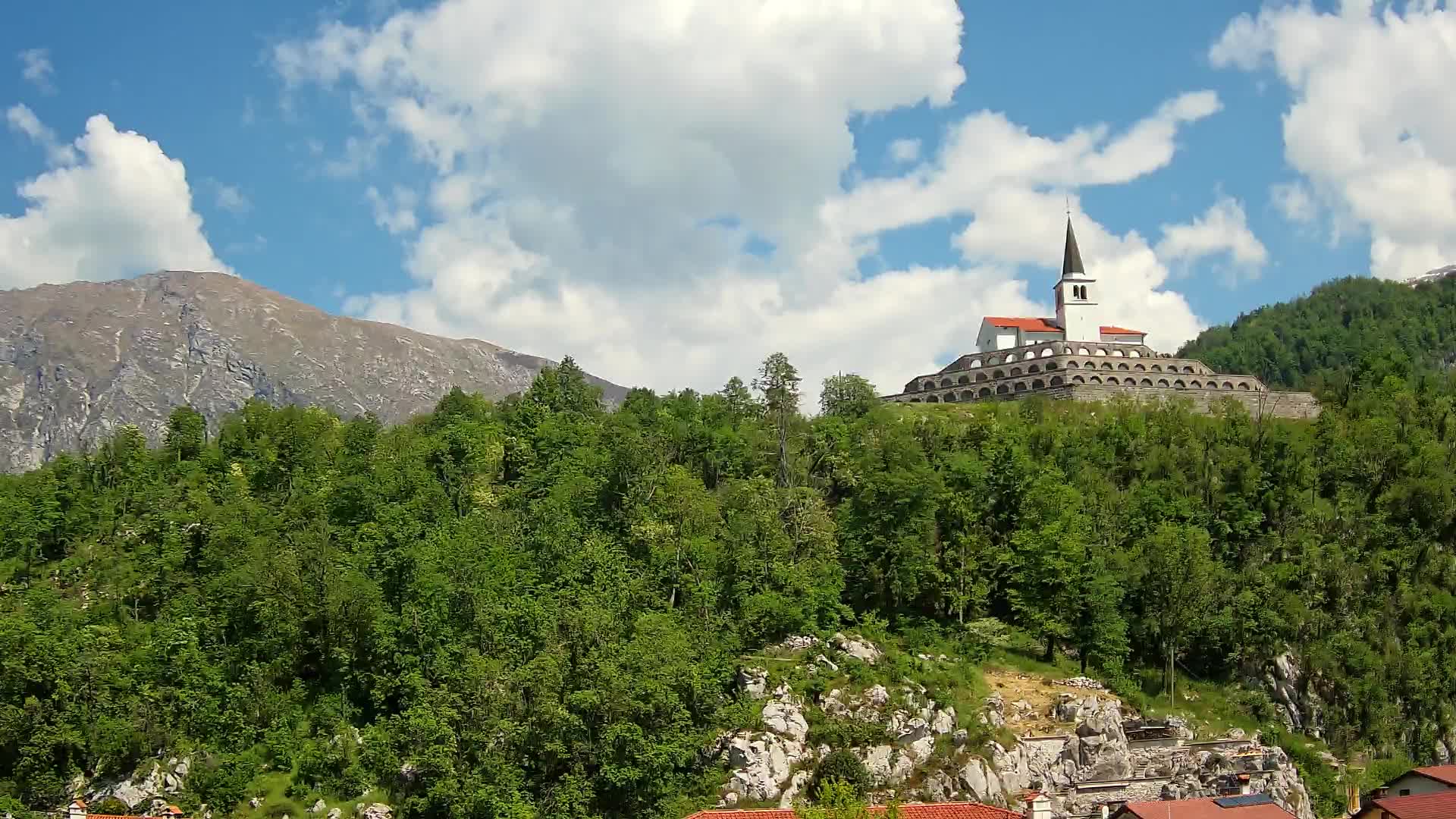 Kobarid Spletna kmera – Pogled na kostnico iz 1. svetovne vojne