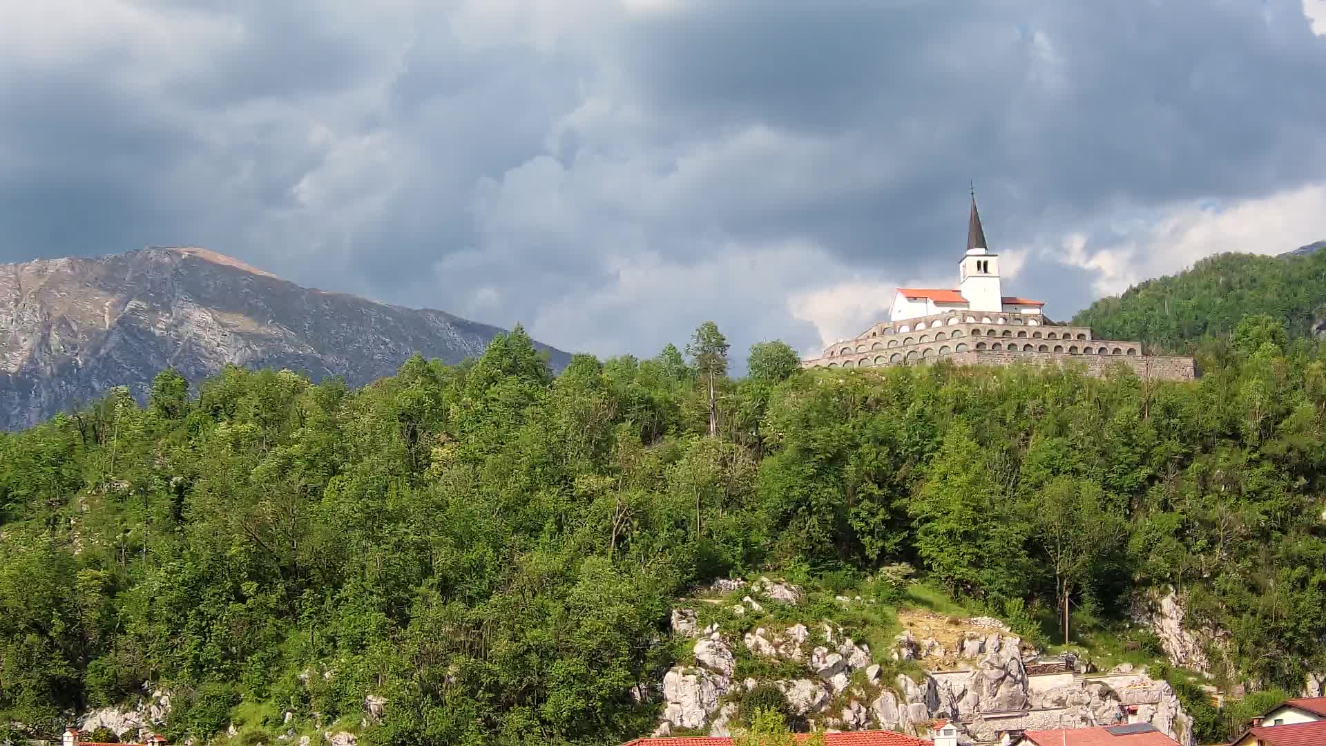 Web kamera Kobarida – Pogled na kosturnicu iz 1. svjetskog rata