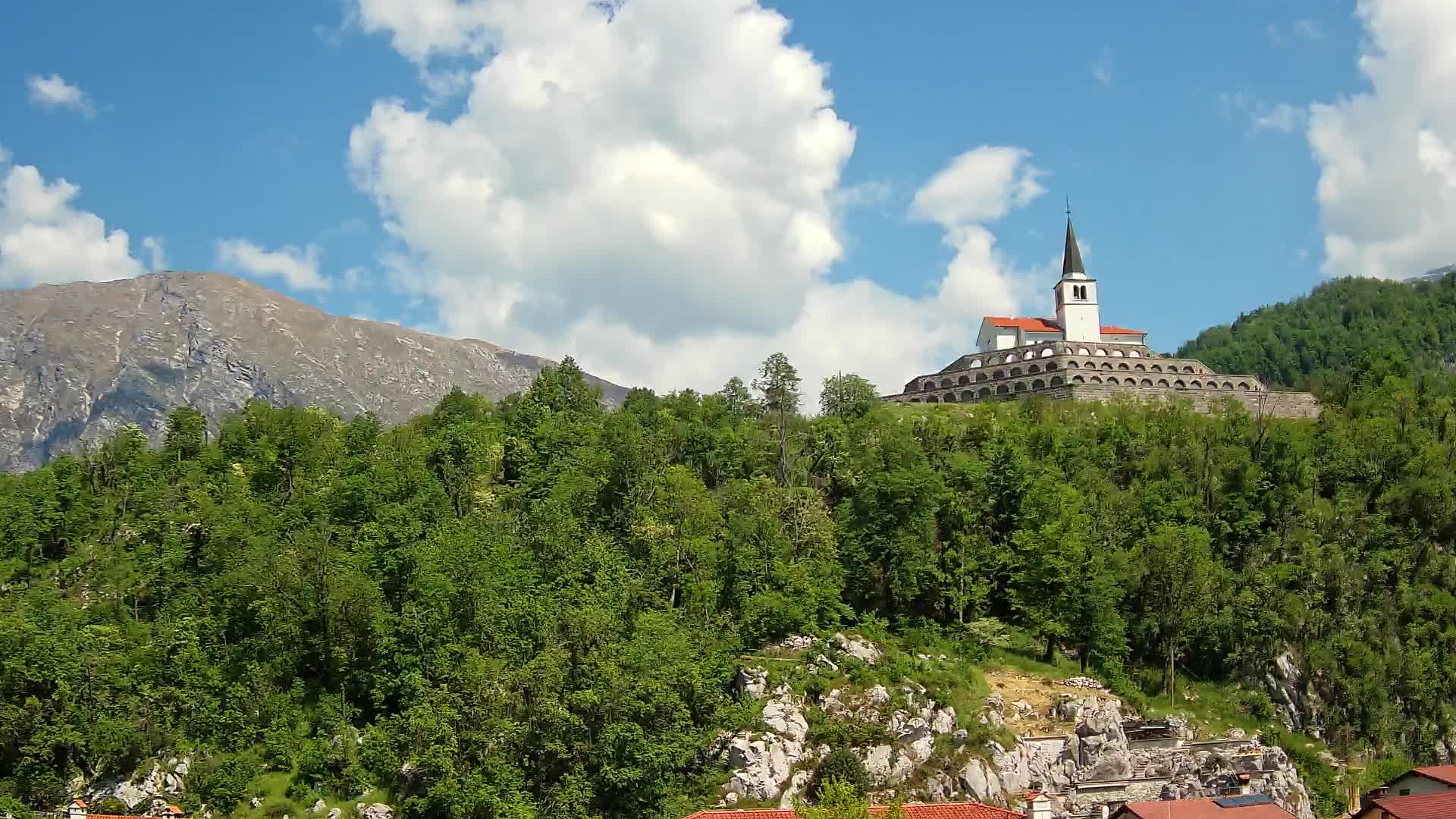 Web kamera Kobarida – Pogled na kosturnicu iz 1. svjetskog rata