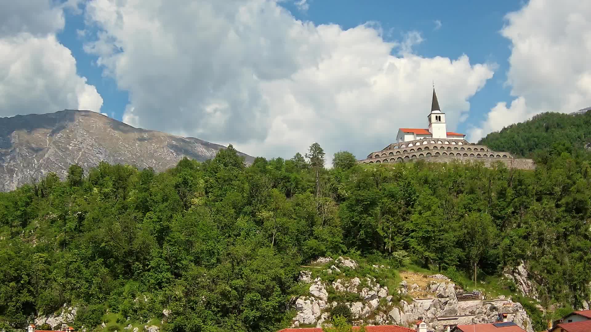 Web kamera Kobarida – Pogled na kosturnicu iz 1. svjetskog rata