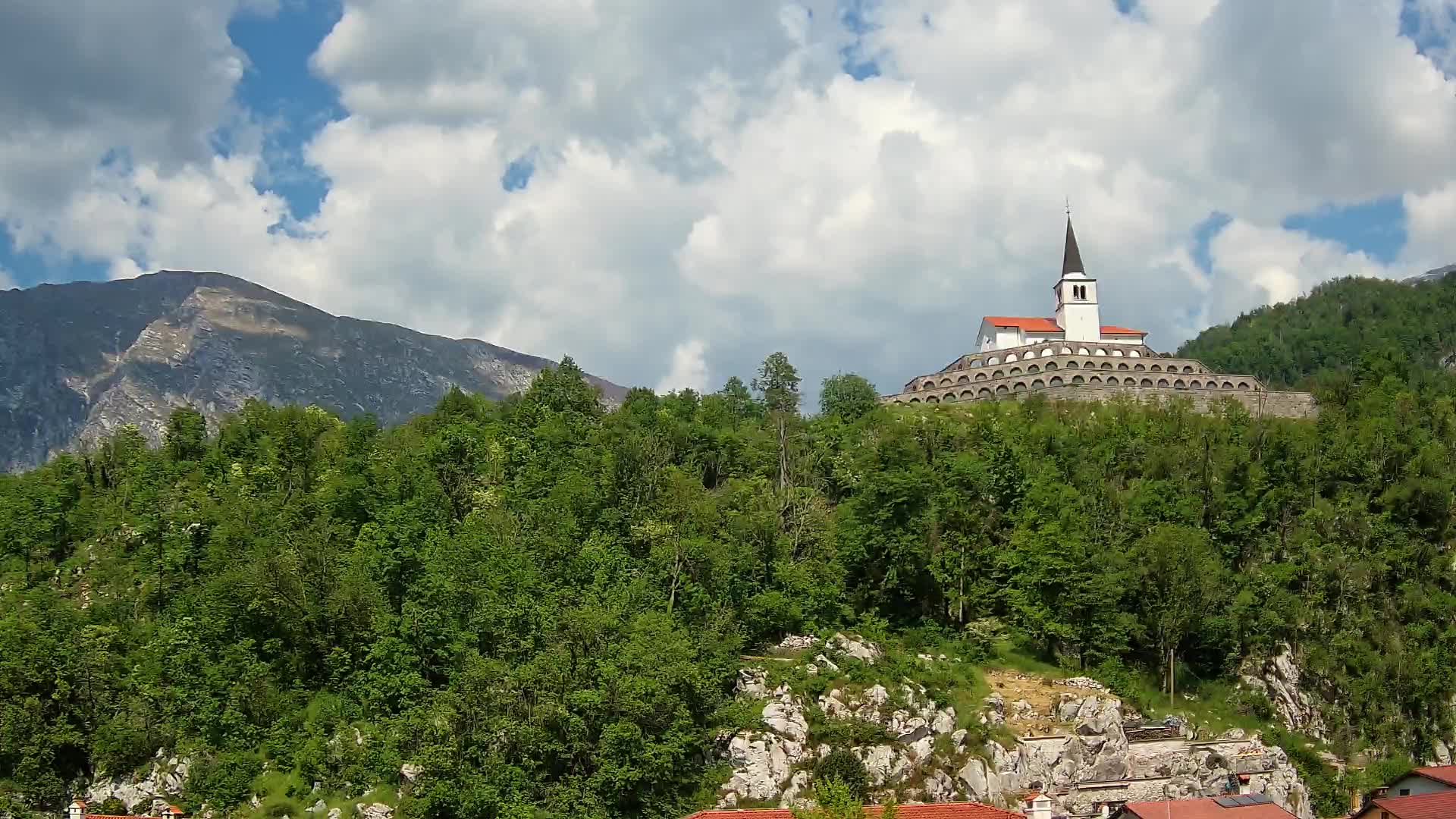 Kobarid Spletna kmera – Pogled na kostnico iz 1. svetovne vojne