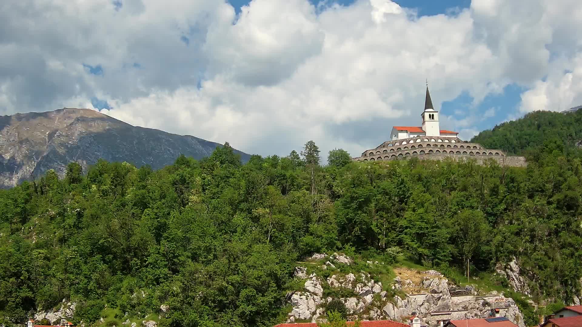 Kobarid-Webcam – Blick auf das Beinhaus aus dem 1. Weltkrieg