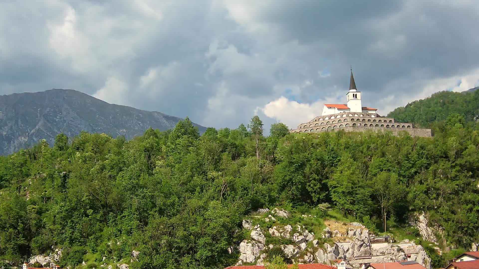 Kobarid-Webcam – Blick auf das Beinhaus aus dem 1. Weltkrieg