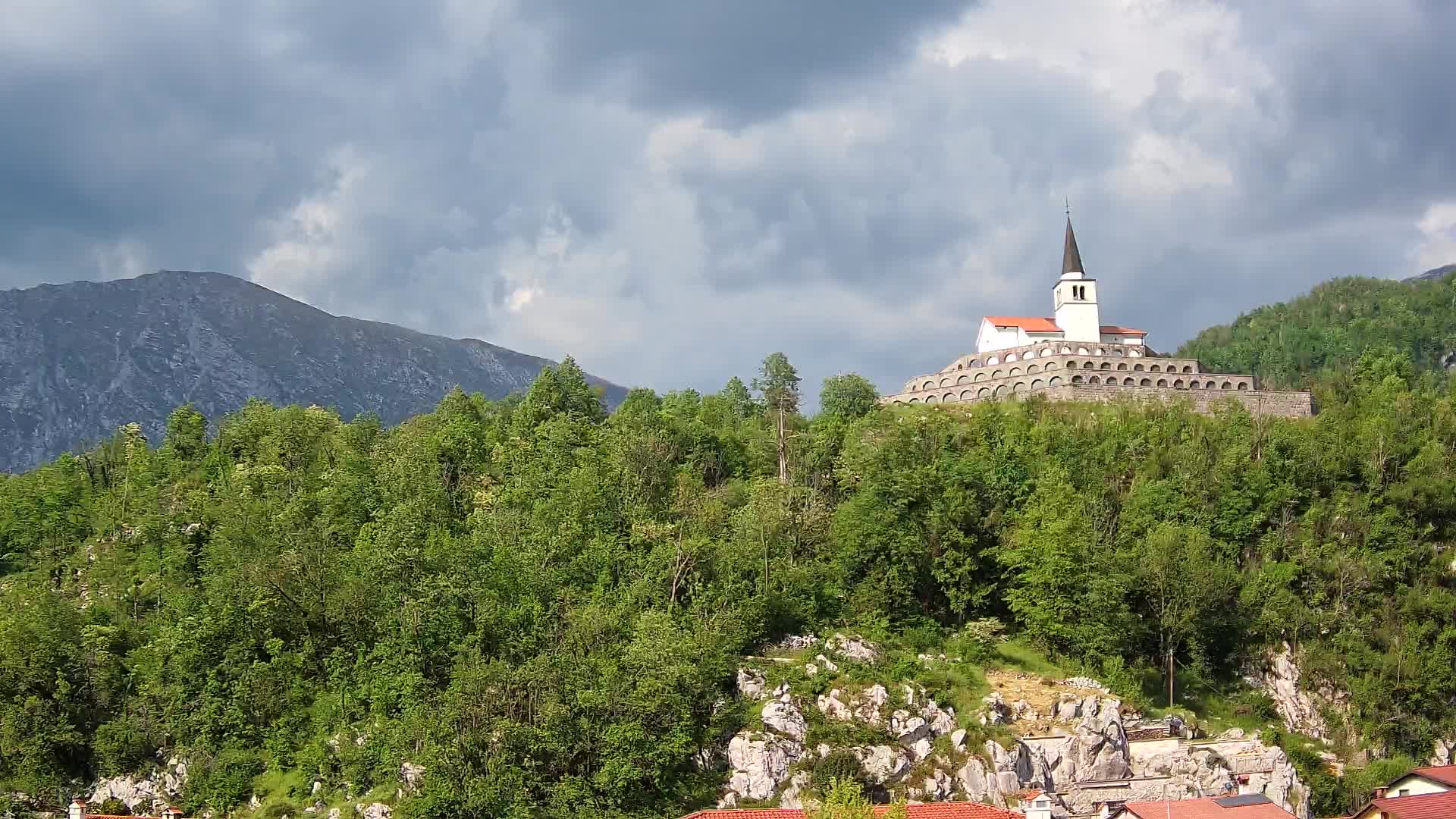 Kobarid-Webcam – Blick auf das Beinhaus aus dem 1. Weltkrieg