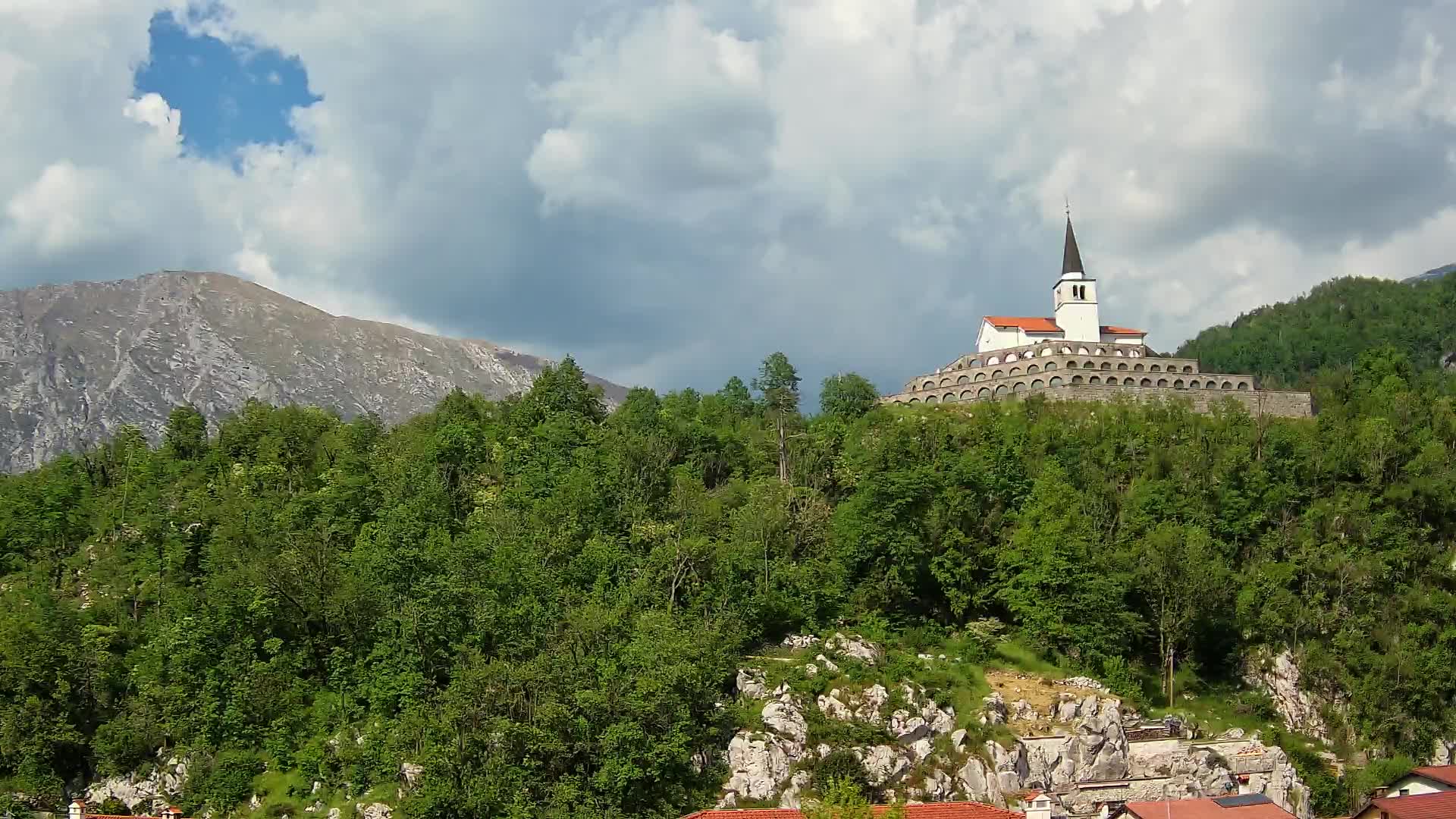 Web kamera Kobarida – Pogled na kosturnicu iz 1. svjetskog rata