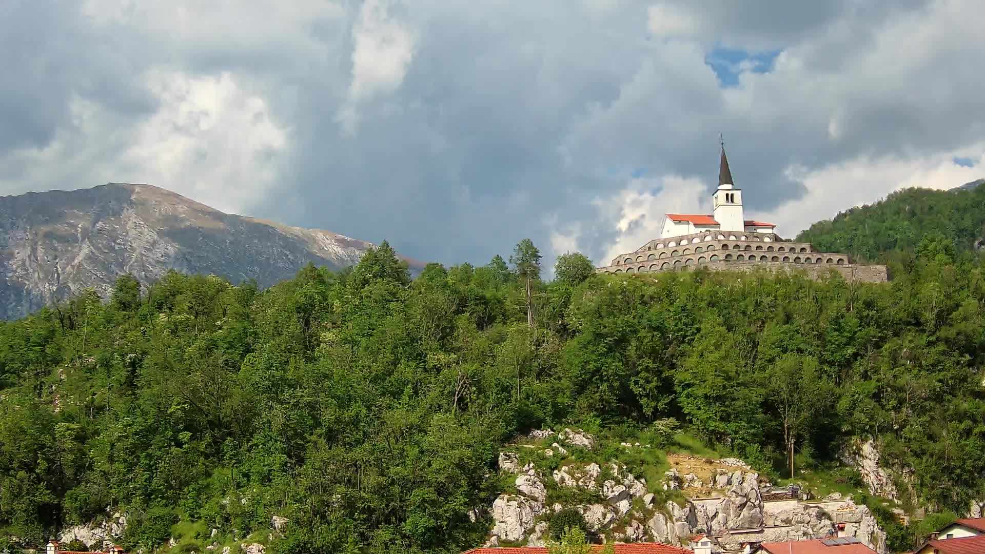 Web kamera Kobarida – Pogled na kosturnicu iz 1. svjetskog rata
