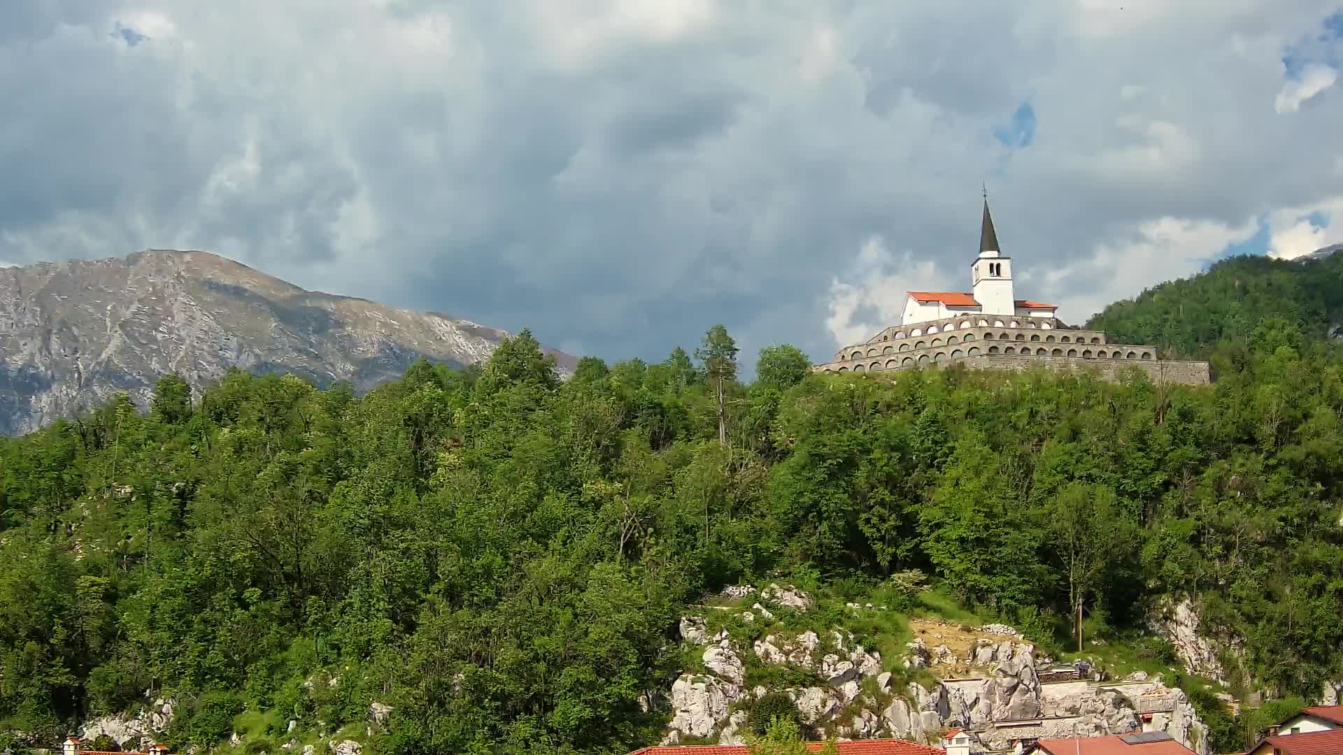 Web kamera Kobarida – Pogled na kosturnicu iz 1. svjetskog rata