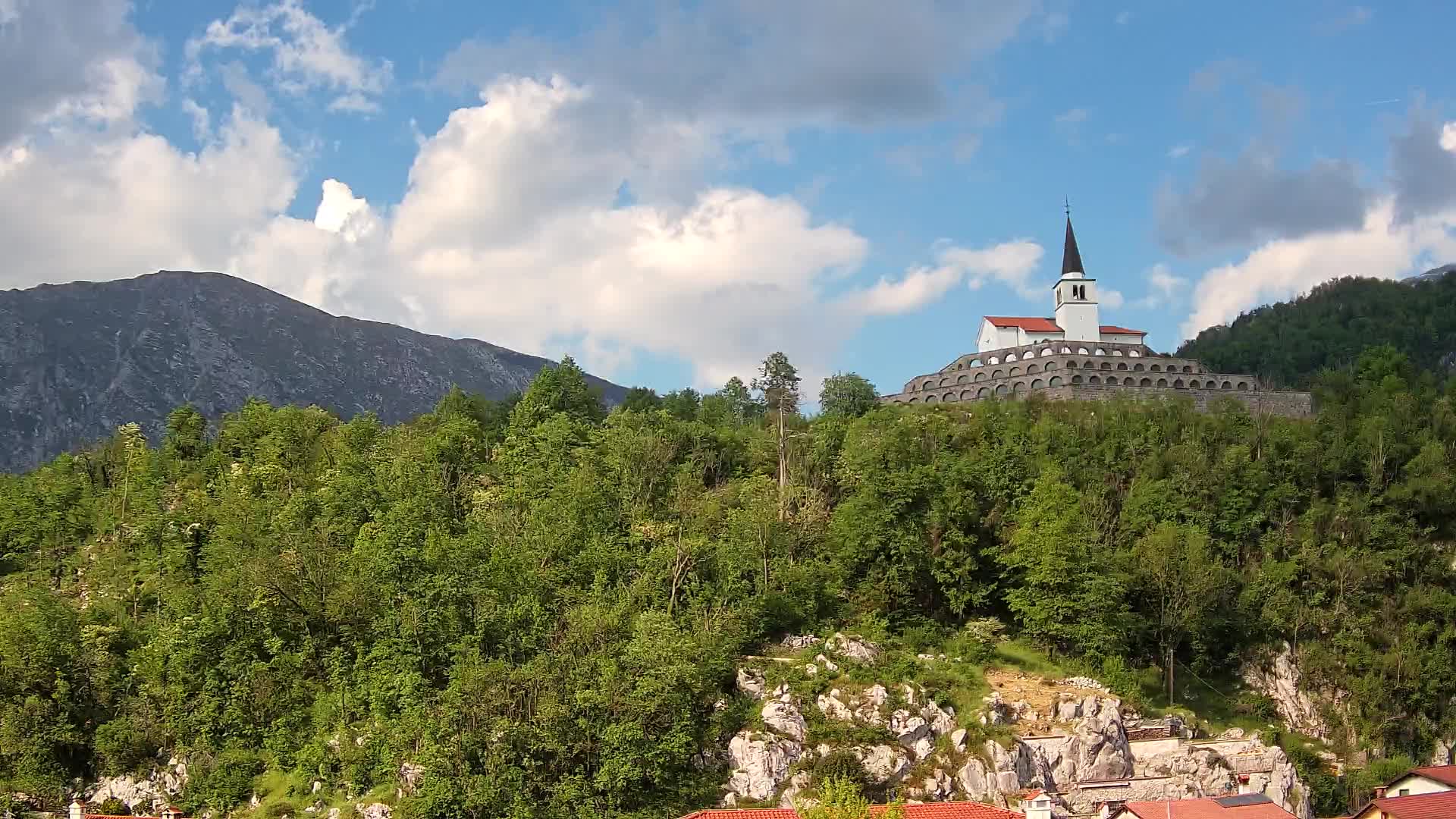 Web kamera Kobarida – Pogled na kosturnicu iz 1. svjetskog rata