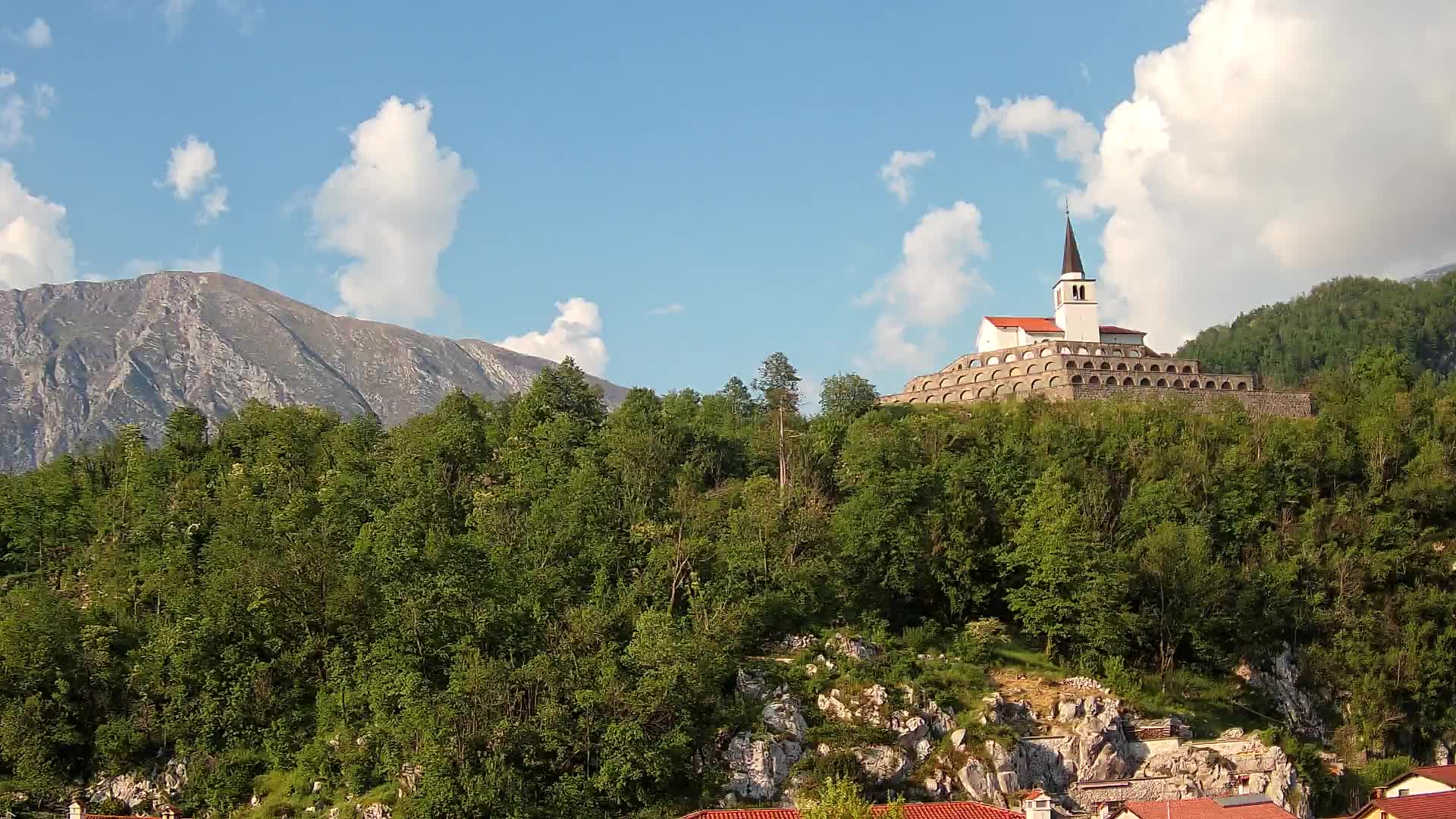 Web kamera Kobarida – Pogled na kosturnicu iz 1. svjetskog rata