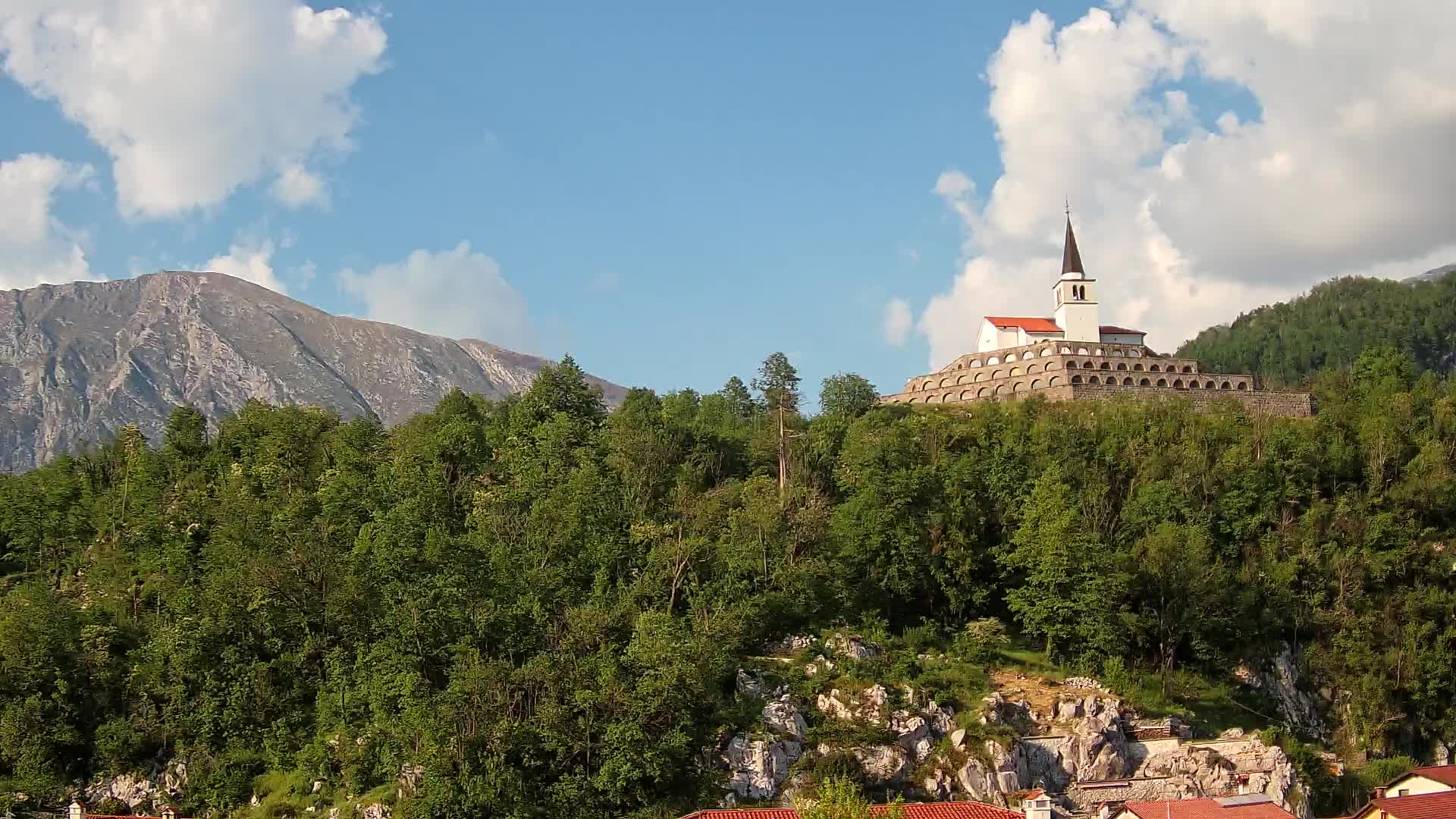 Kobarid Spletna kmera – Pogled na kostnico iz 1. svetovne vojne