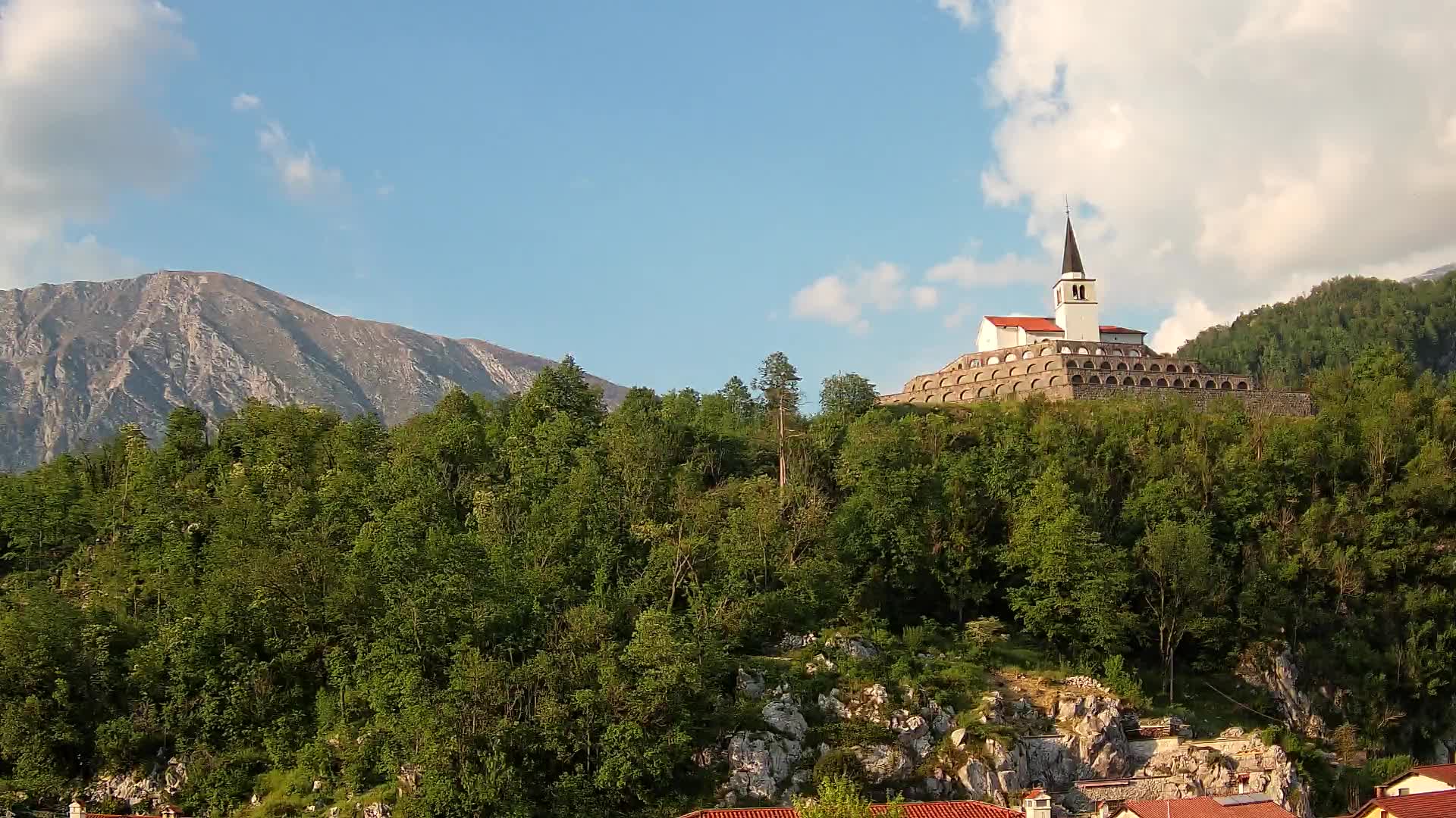 Kobarid Spletna kmera – Pogled na kostnico iz 1. svetovne vojne