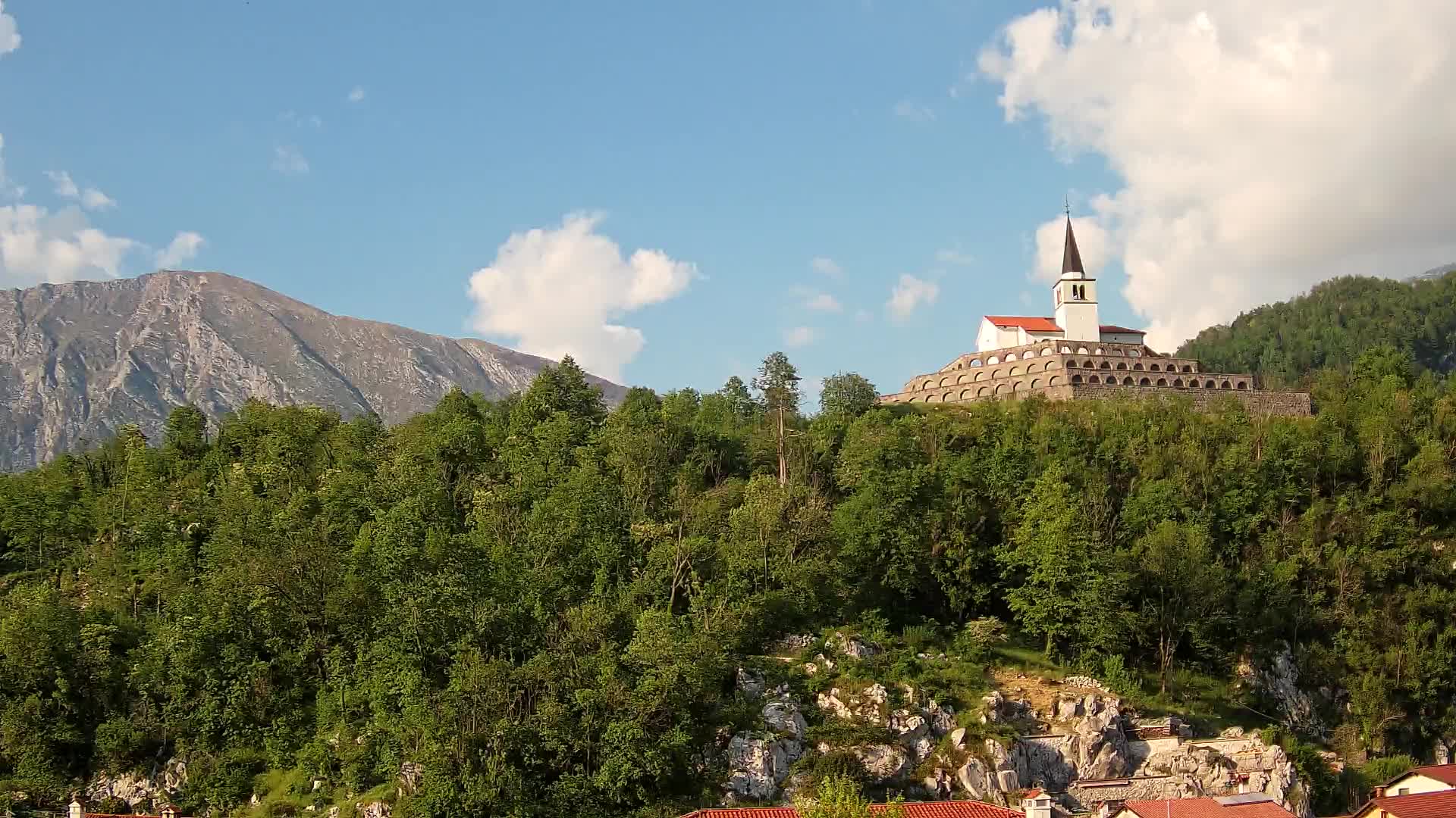 Web kamera Kobarida – Pogled na kosturnicu iz 1. svjetskog rata