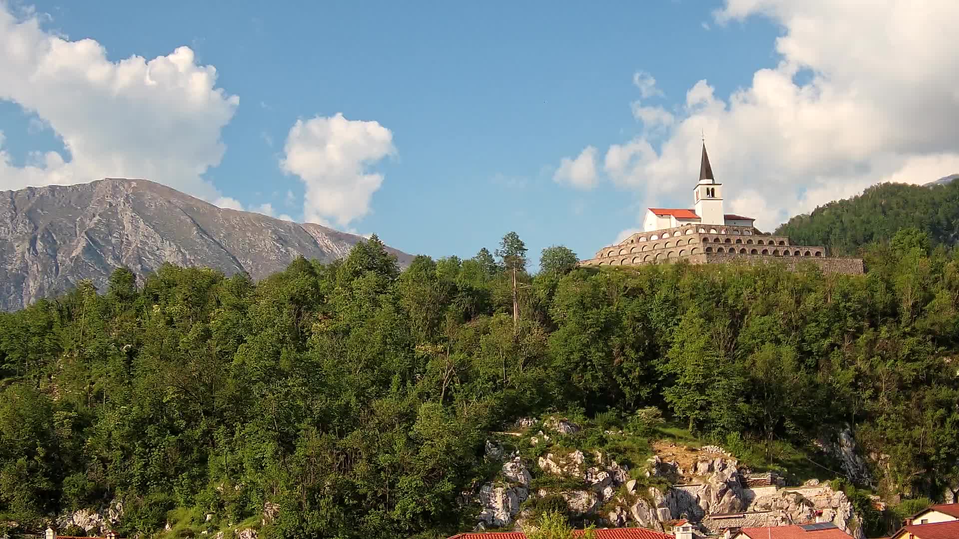 Web kamera Kobarida – Pogled na kosturnicu iz 1. svjetskog rata
