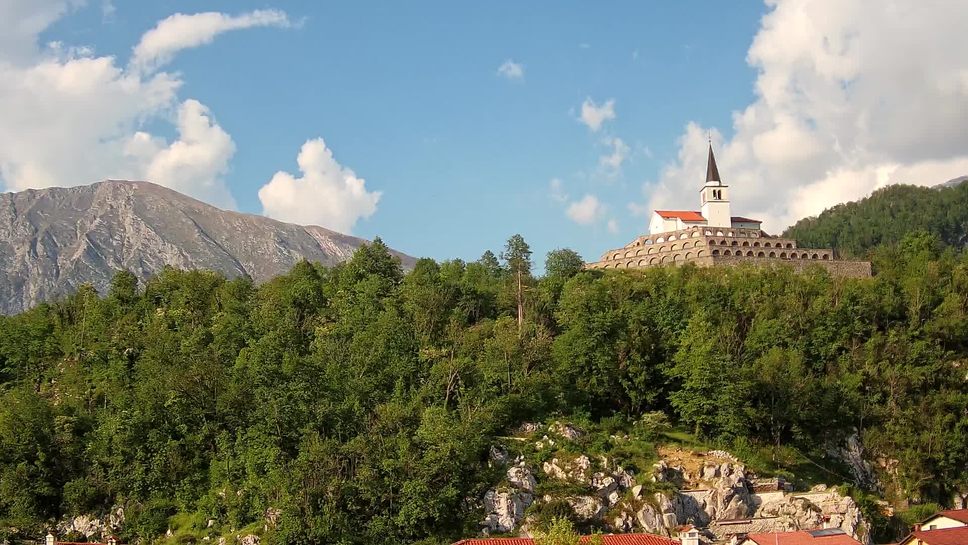 Web kamera Kobarida – Pogled na kosturnicu iz 1. svjetskog rata