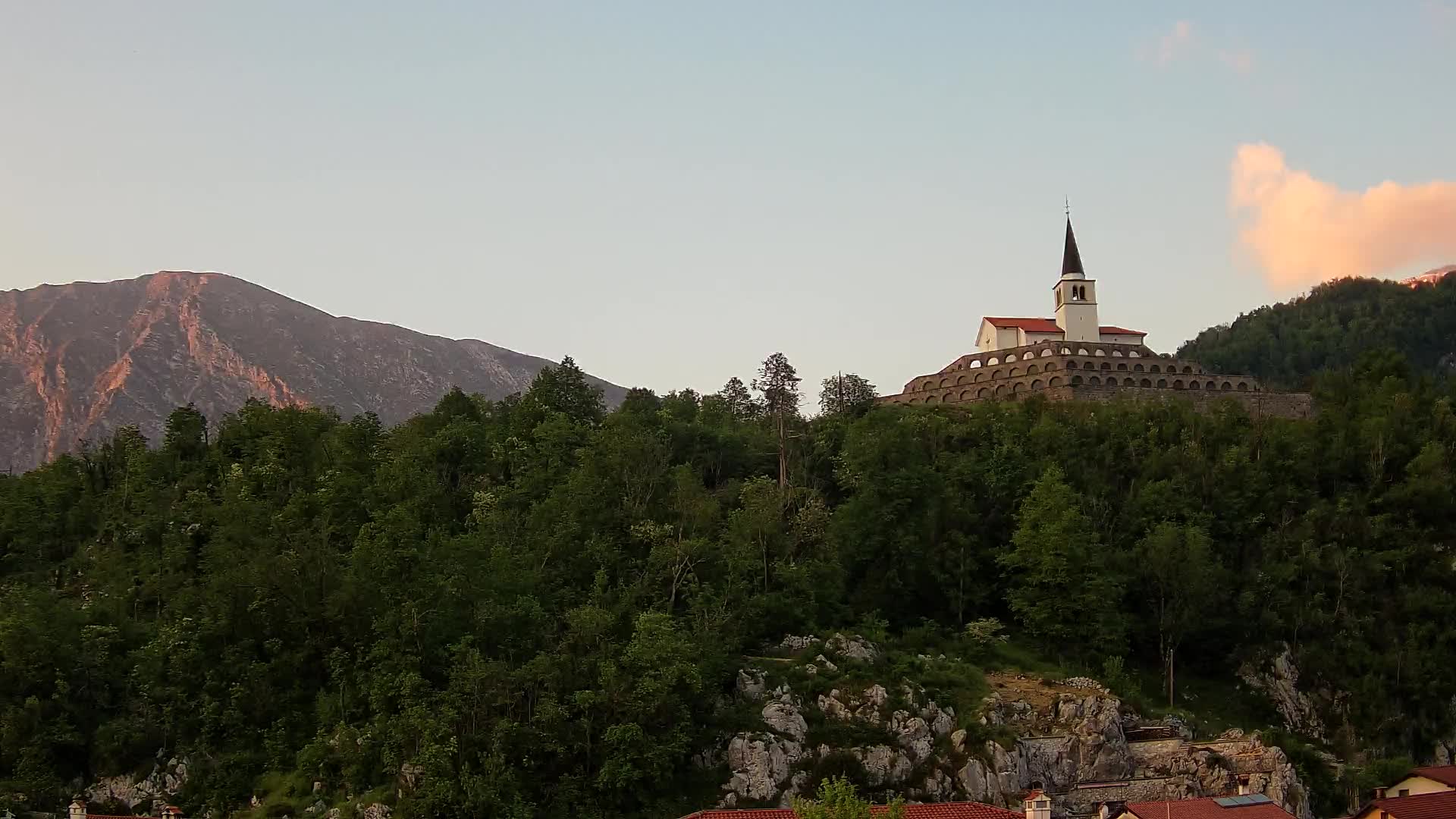 Web kamera Kobarida – Pogled na kosturnicu iz 1. svjetskog rata