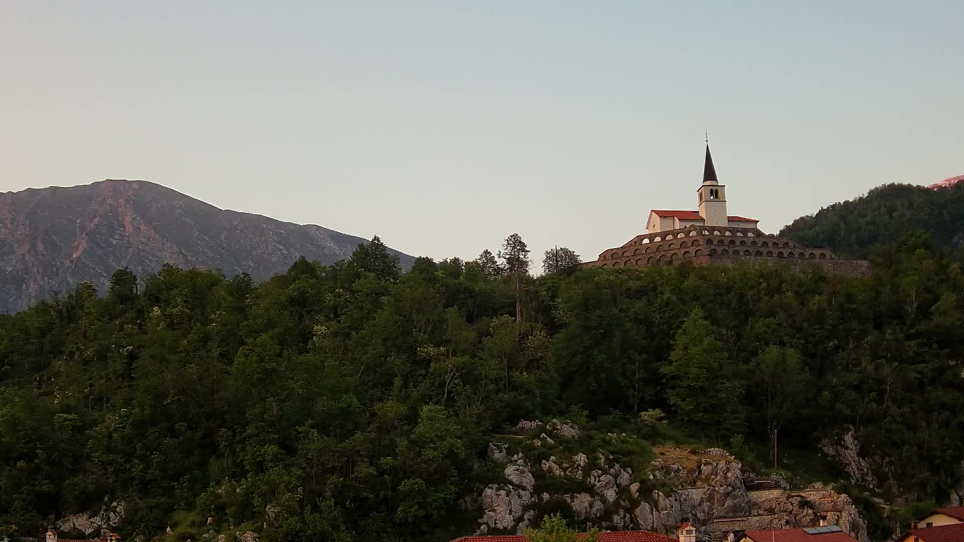 Kobarid-Webcam – Blick auf das Beinhaus aus dem 1. Weltkrieg