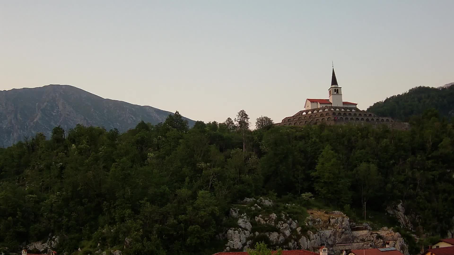 Kobarid-Webcam – Blick auf das Beinhaus aus dem 1. Weltkrieg