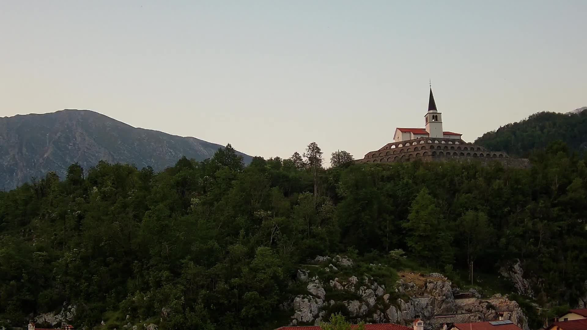 Kobarid-Webcam – Blick auf das Beinhaus aus dem 1. Weltkrieg