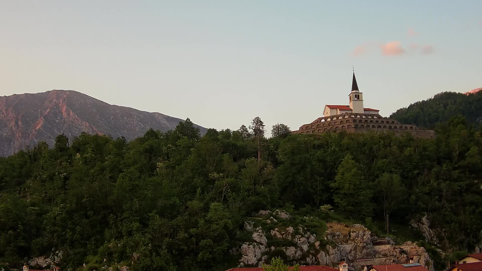 Kobarid Spletna kmera – Pogled na kostnico iz 1. svetovne vojne