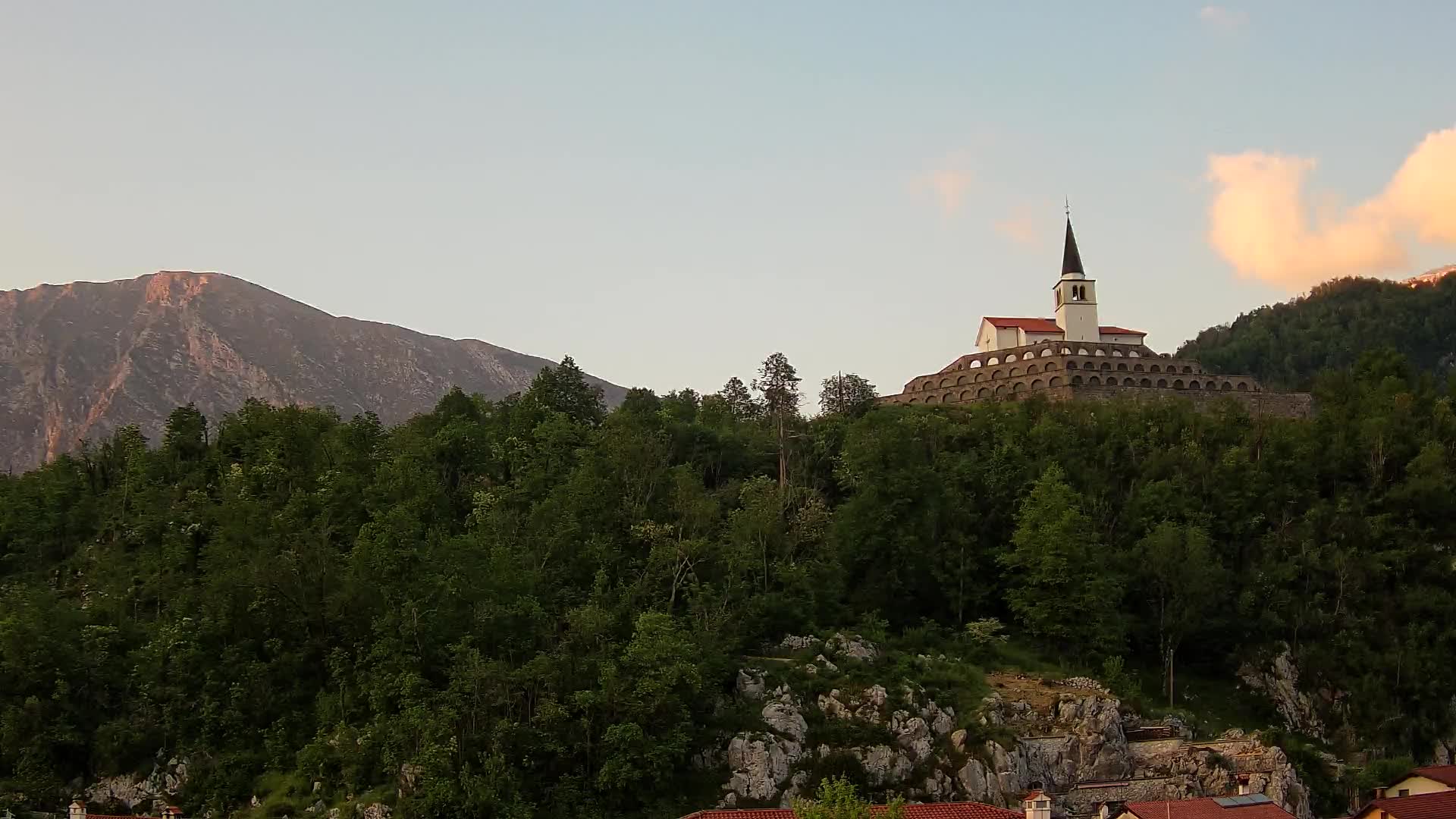 Kobarid-Webcam – Blick auf das Beinhaus aus dem 1. Weltkrieg