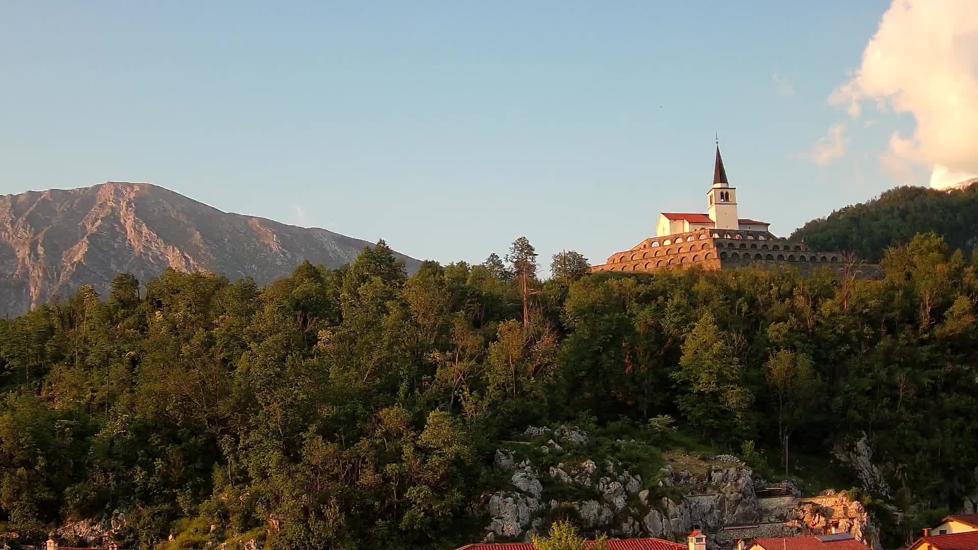 Kobarid Spletna kmera – Pogled na kostnico iz 1. svetovne vojne