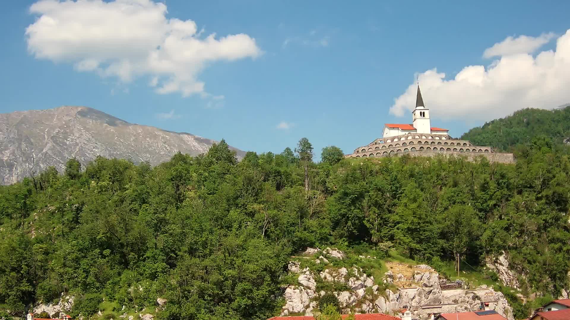 Web kamera Kobarida – Pogled na kosturnicu iz 1. svjetskog rata