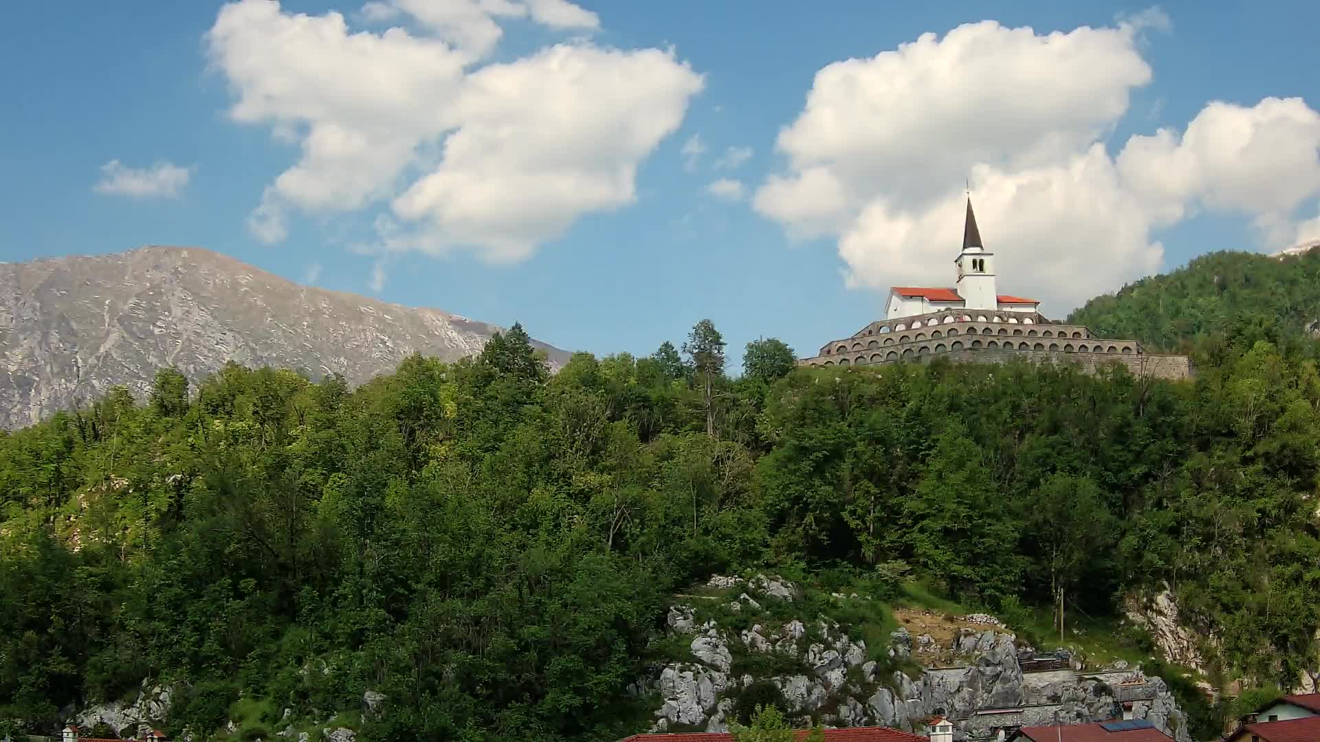 Kobarid-Webcam – Blick auf das Beinhaus aus dem 1. Weltkrieg