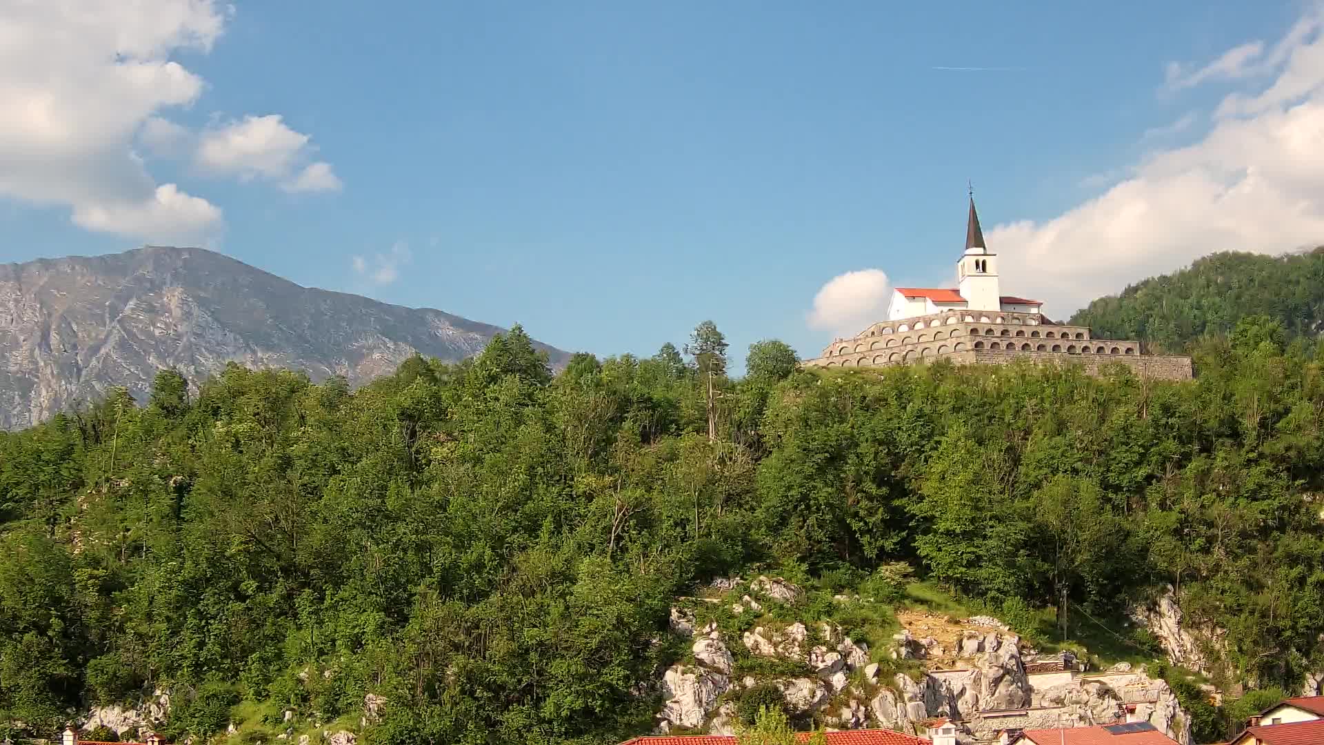 Kobarid Spletna kmera – Pogled na kostnico iz 1. svetovne vojne