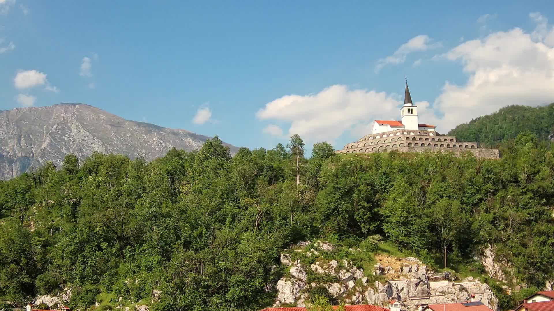 Kobarid Spletna kmera – Pogled na kostnico iz 1. svetovne vojne