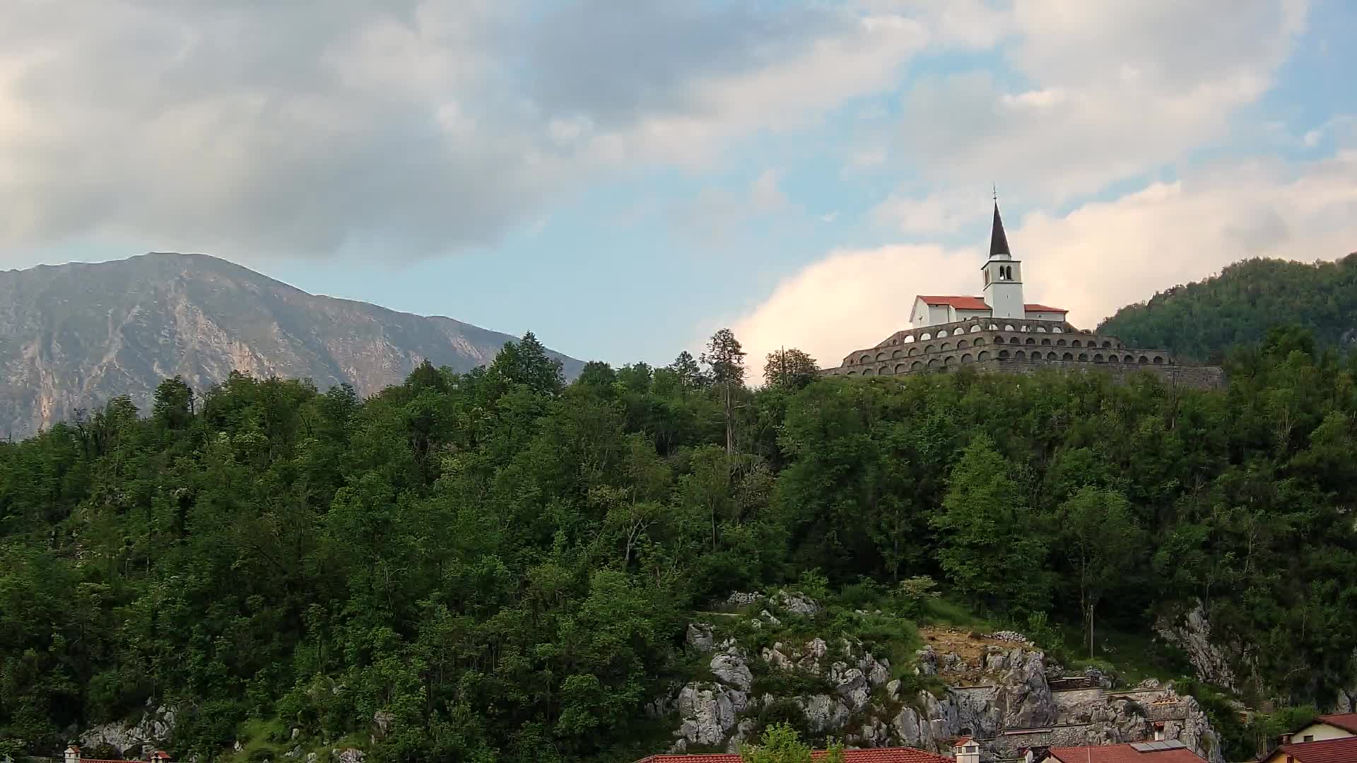 Kobarid Spletna kmera – Pogled na kostnico iz 1. svetovne vojne