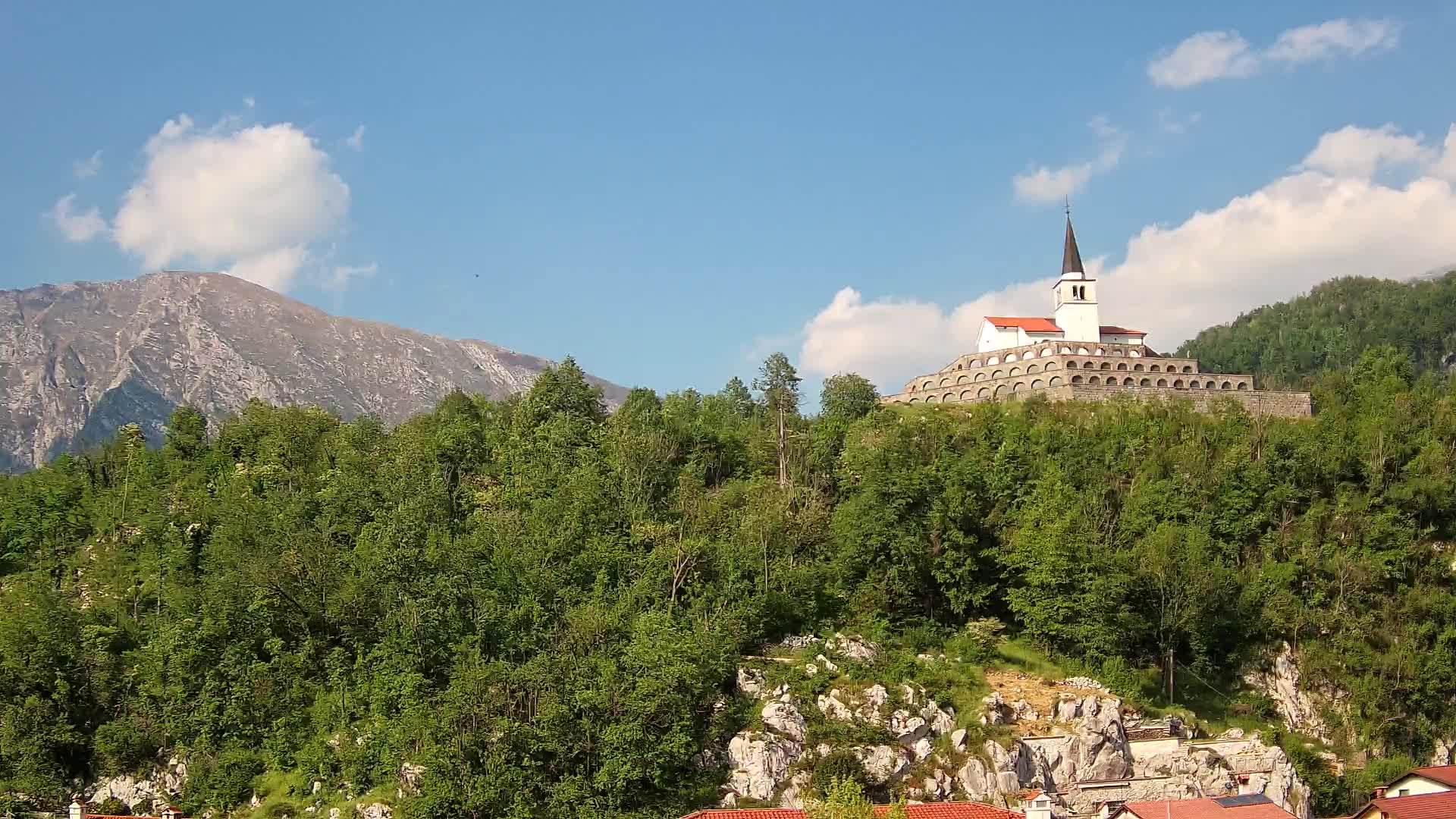 Kobarid Spletna kmera – Pogled na kostnico iz 1. svetovne vojne