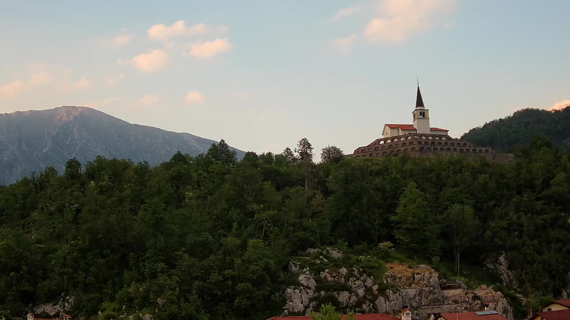 Kobarid Spletna kmera – Pogled na kostnico iz 1. svetovne vojne