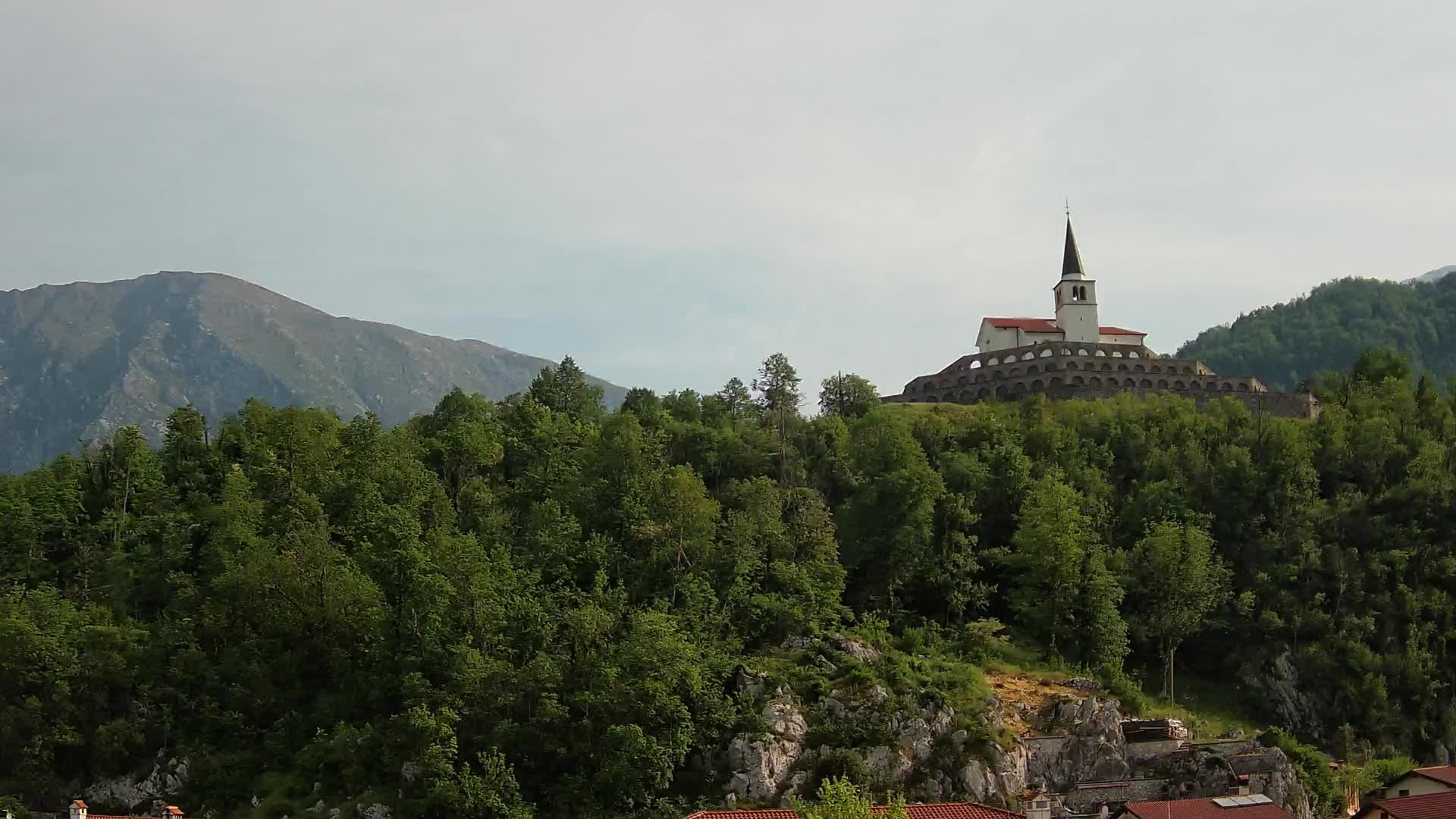 Web kamera Kobarida – Pogled na kosturnicu iz 1. svjetskog rata