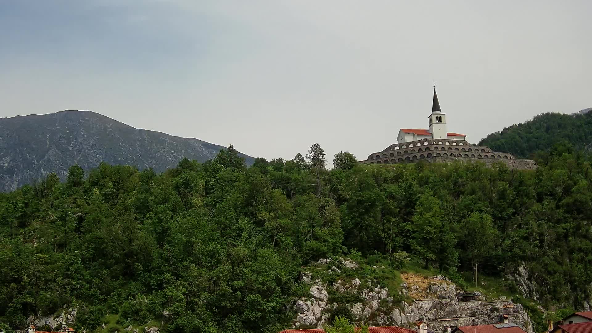 Kobarid-Webcam – Blick auf das Beinhaus aus dem 1. Weltkrieg