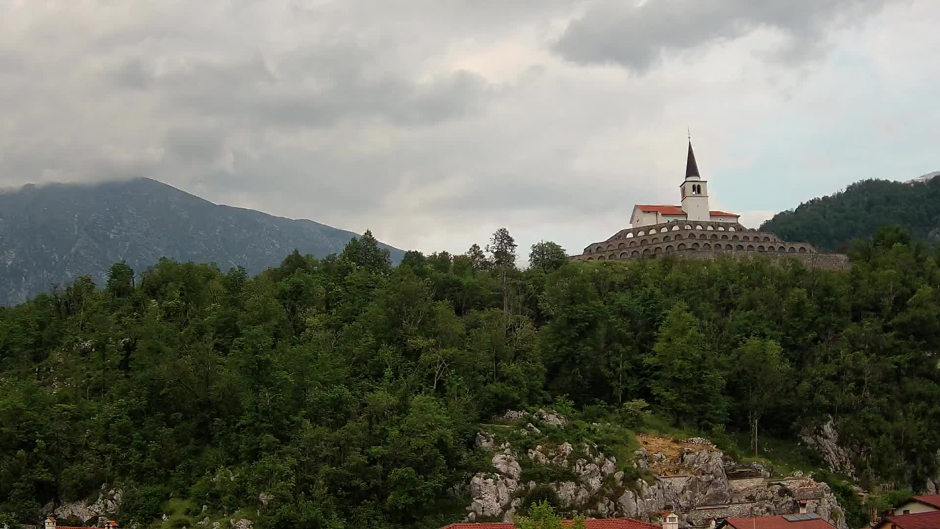 Web kamera Kobarida – Pogled na kosturnicu iz 1. svjetskog rata