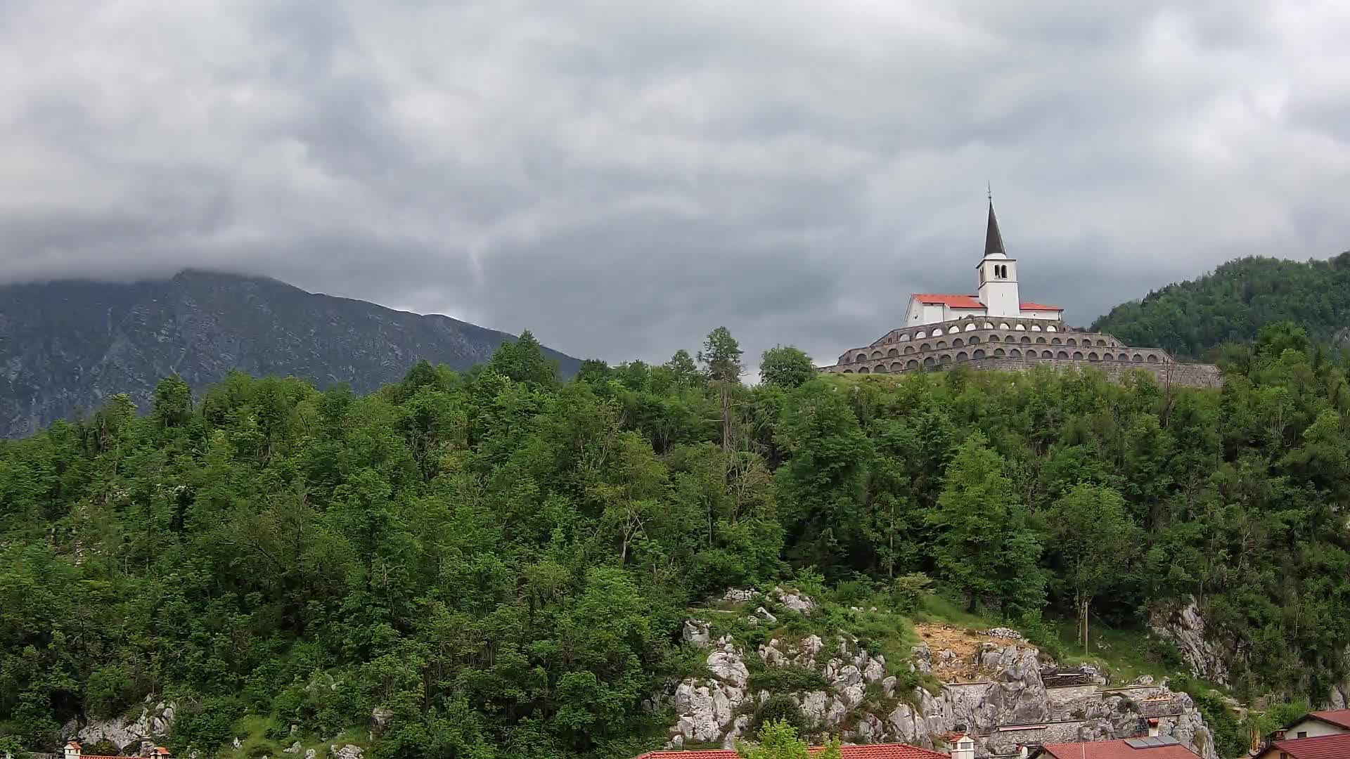 Web kamera Kobarida – Pogled na kosturnicu iz 1. svjetskog rata