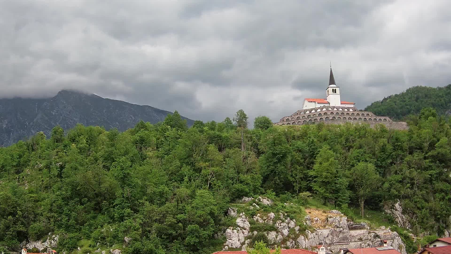 Kobarid-Webcam – Blick auf das Beinhaus aus dem 1. Weltkrieg