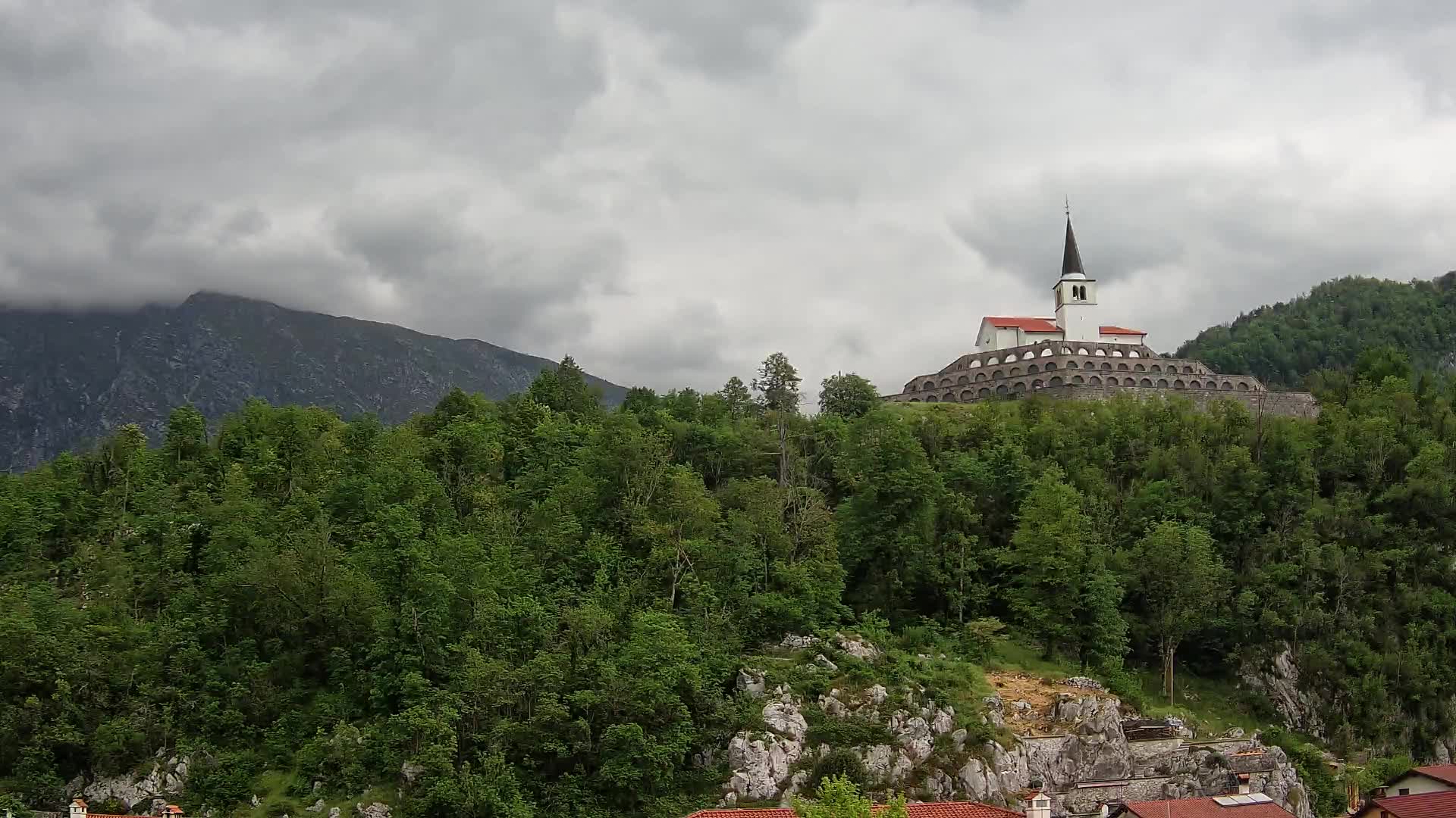 Kobarid-Webcam – Blick auf das Beinhaus aus dem 1. Weltkrieg