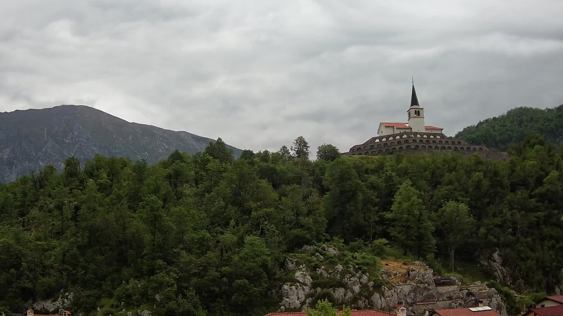 Kobarid-Webcam – Blick auf das Beinhaus aus dem 1. Weltkrieg