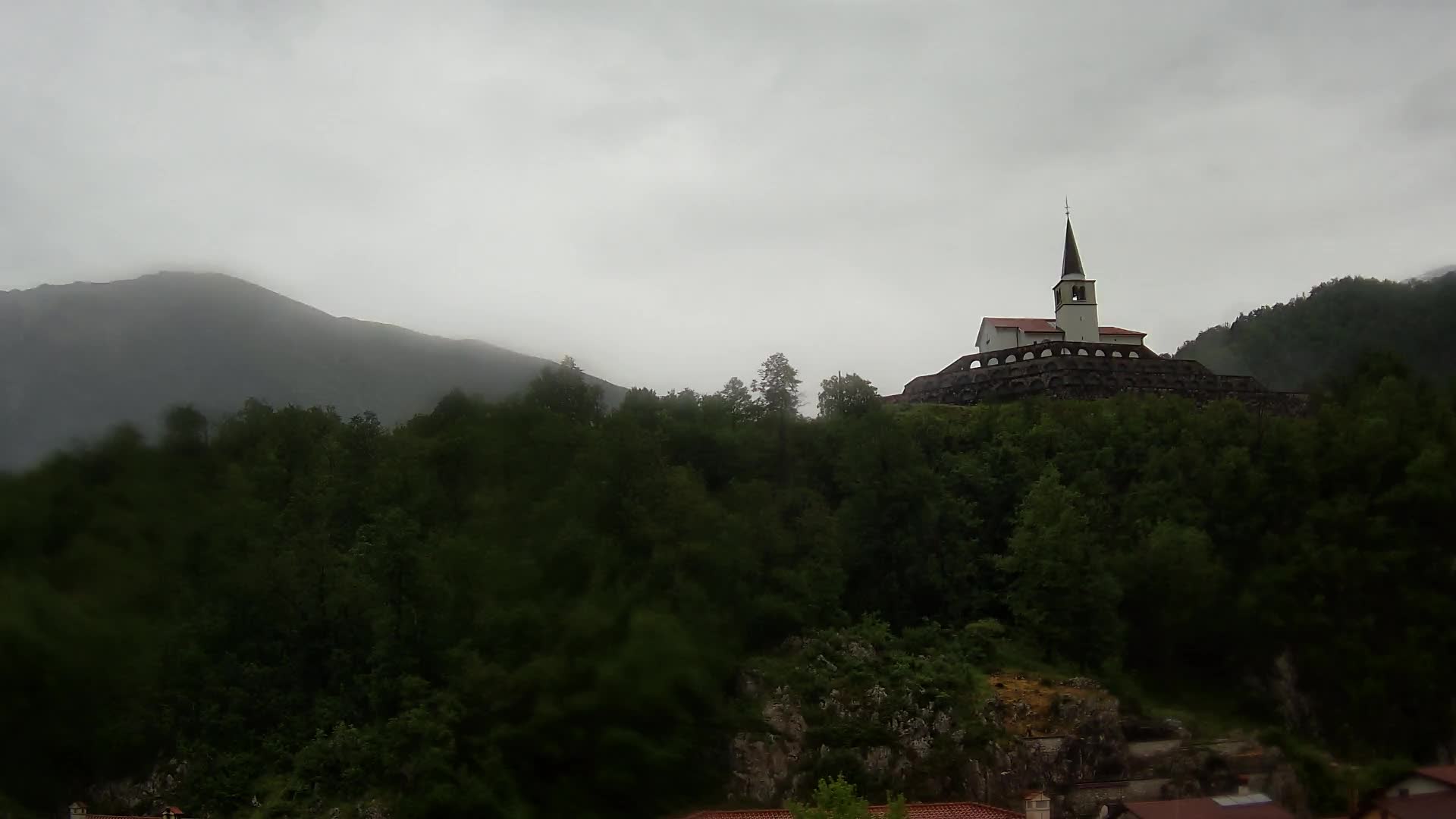 Kobarid Spletna kmera – Pogled na kostnico iz 1. svetovne vojne