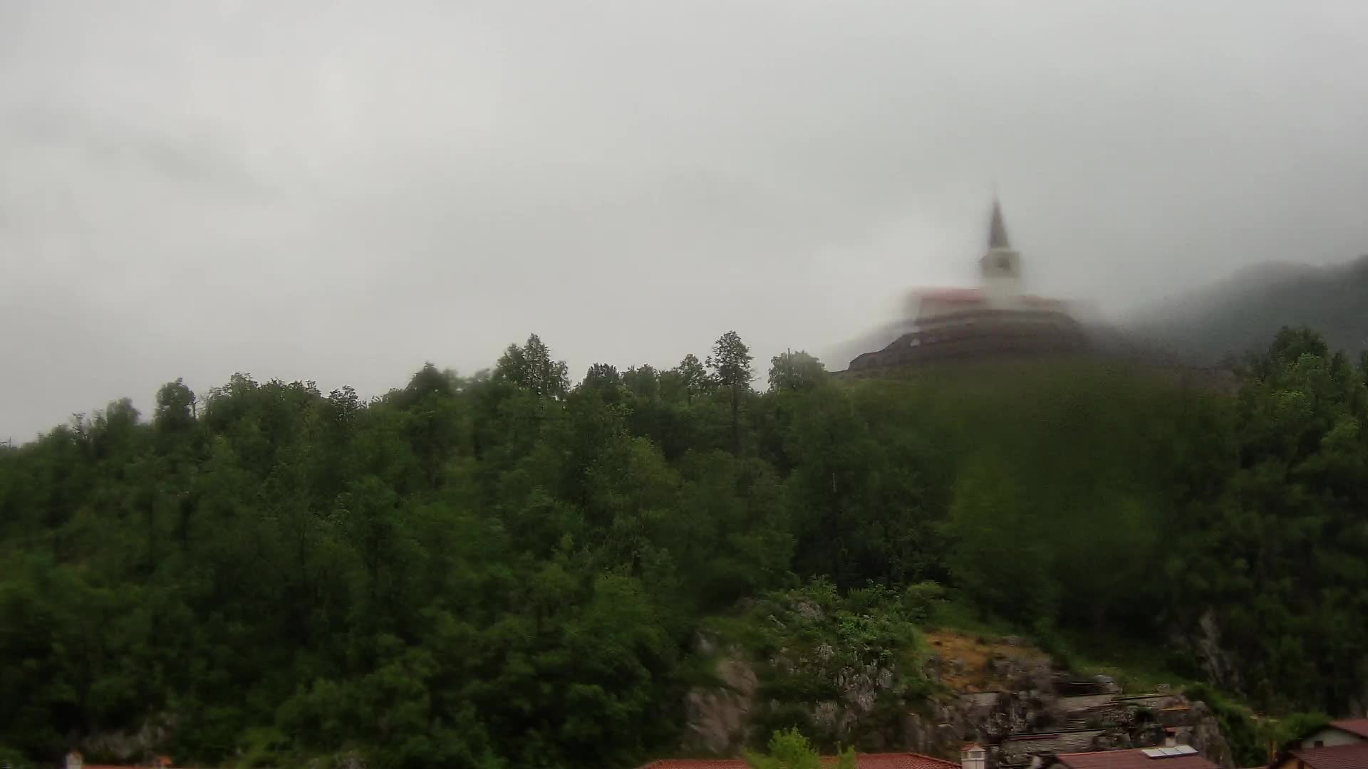 Kobarid Spletna kmera – Pogled na kostnico iz 1. svetovne vojne