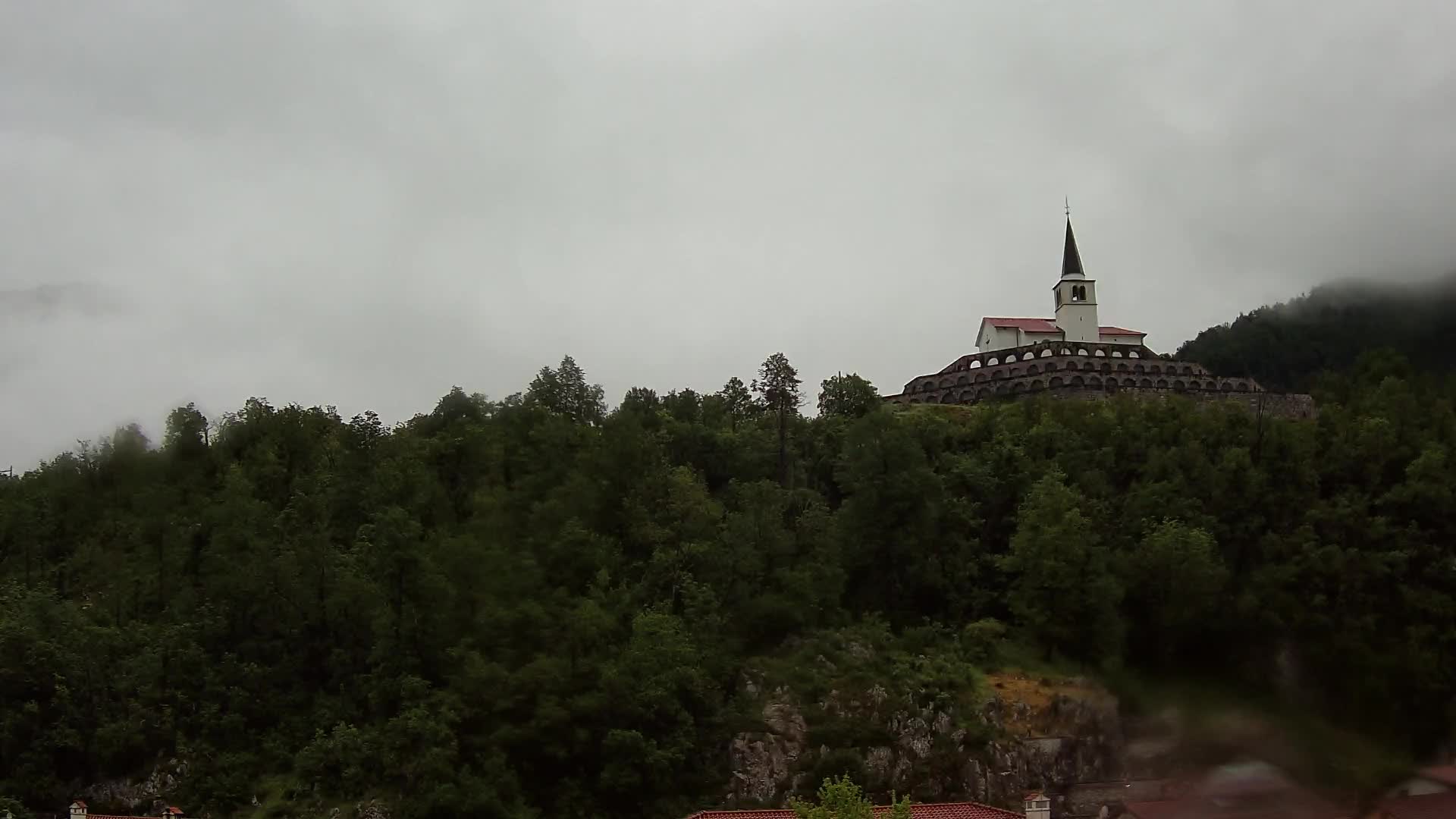 Web kamera Kobarida – Pogled na kosturnicu iz 1. svjetskog rata