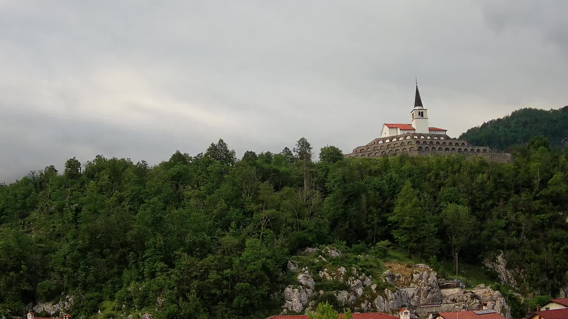 Kobarid-Webcam – Blick auf das Beinhaus aus dem 1. Weltkrieg
