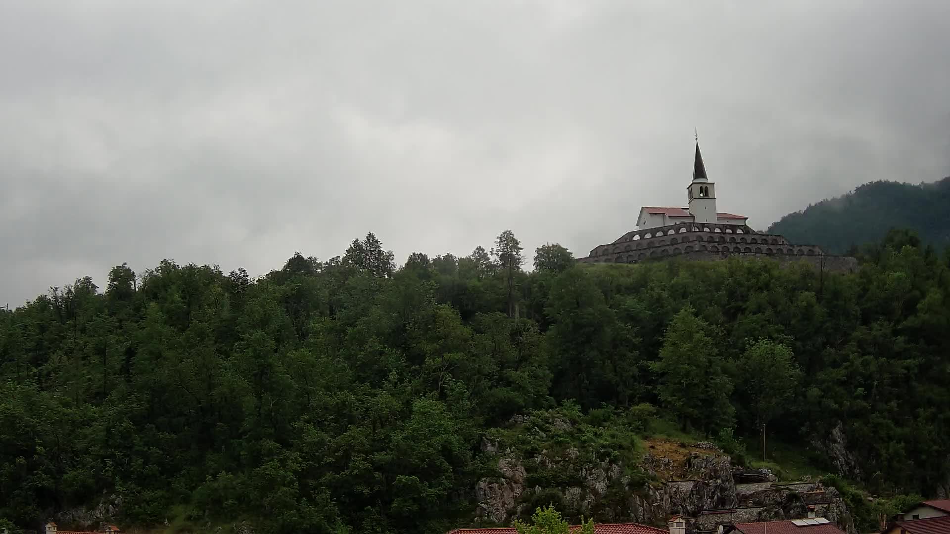 Kobarid Spletna kmera – Pogled na kostnico iz 1. svetovne vojne